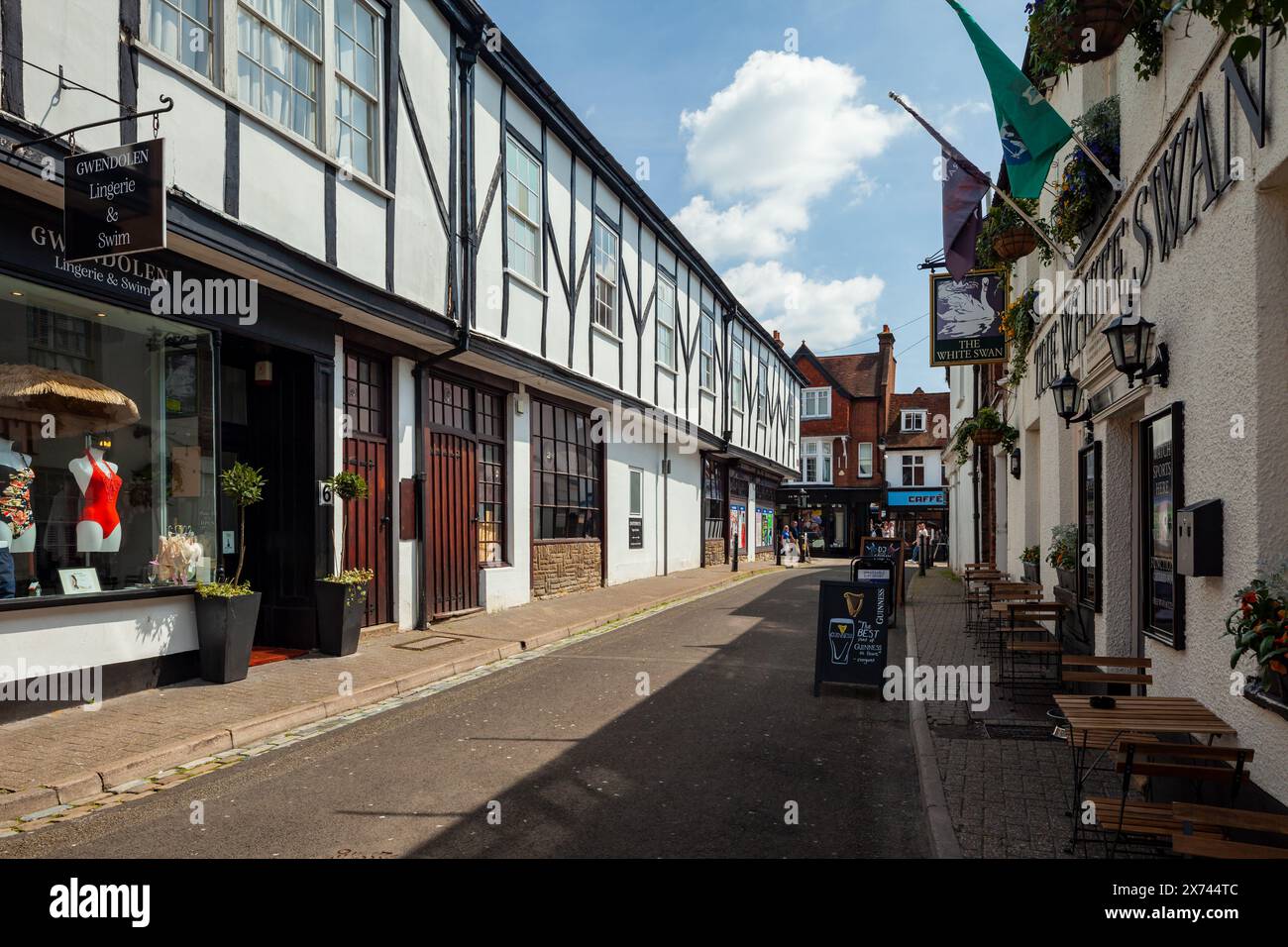 Frühlingsnachmittag auf der Upper Dagnall Street im Stadtzentrum von St Albans, England. Stockfoto