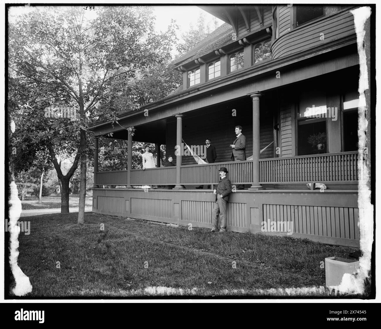 C.S. Jackson-Gruppe auf Dudley Walkers Veranda, Titel aus Jacke, möglicherweise Clarence S. Jackson, Sohn des Fotografen William Henry Jackson., '182' auf negativ. Detroit Publishing Co.-Nr. 042506., Geschenk; State Historical Society of Colorado; 1949, Porches. , Wohnungen. Stockfoto