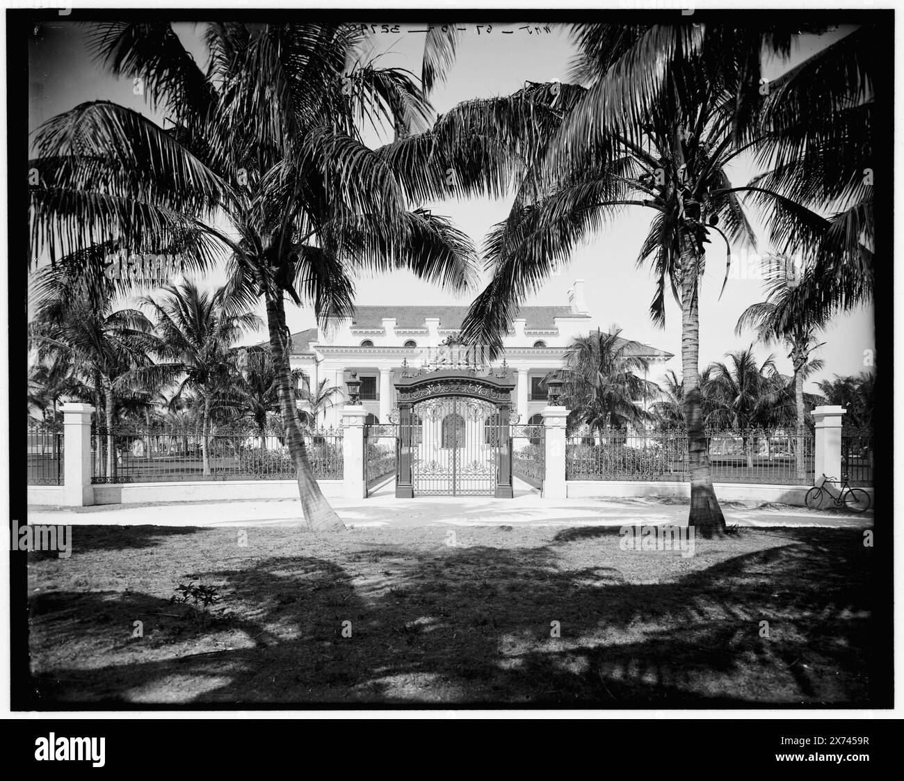 Whitehall, die Residenz von Mr. Flagler, Palm Beach, Fla., Titel aus Jacke., 'WHJ 67-02' auf negativ. Detroit Publishing Co. No. 032740., Geschenk; State Historical Society of Colorado; 1949, Flagler, Henry Morrison, 1830-1913, Häuser und Orte. , Wohnungen. , Gates. , Usa, Florida, Palm Beach. Stockfoto