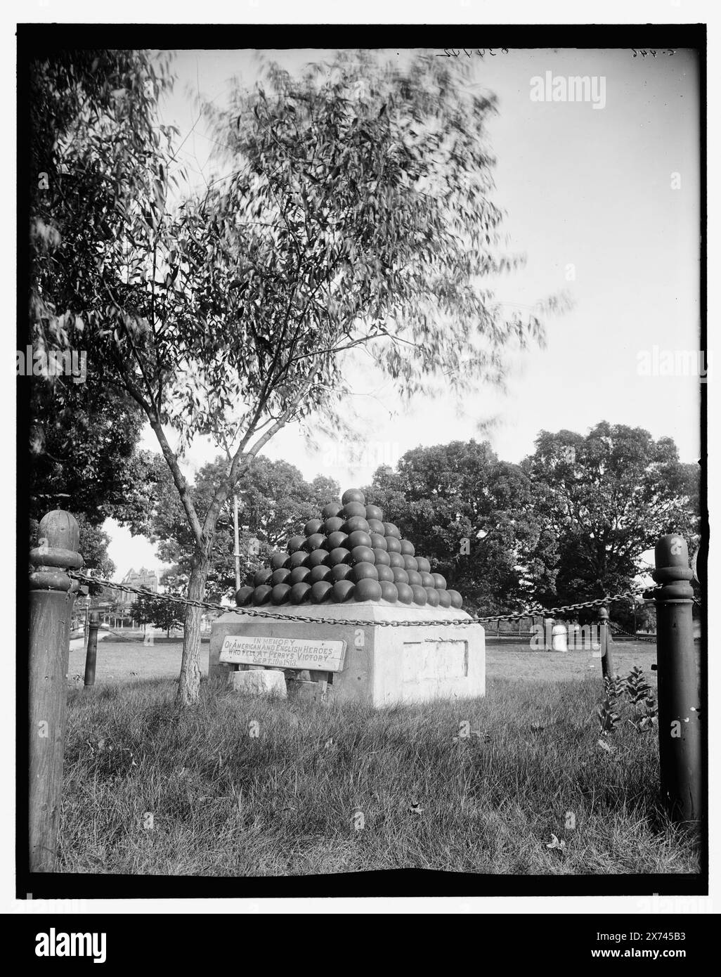 Kanonenkugeldenkmal, Put-in-Bay, Ohio, Titel aus Jacke, 'C-446' auf negativ. Detroit Publishing Co.-Nr. 034442., Geschenk; State Historical Society of Colorado; 1949, Monuments & Memorials. Eriesee, Schlacht von 1813. Usa, Ohio, Put-In-Bay. Stockfoto