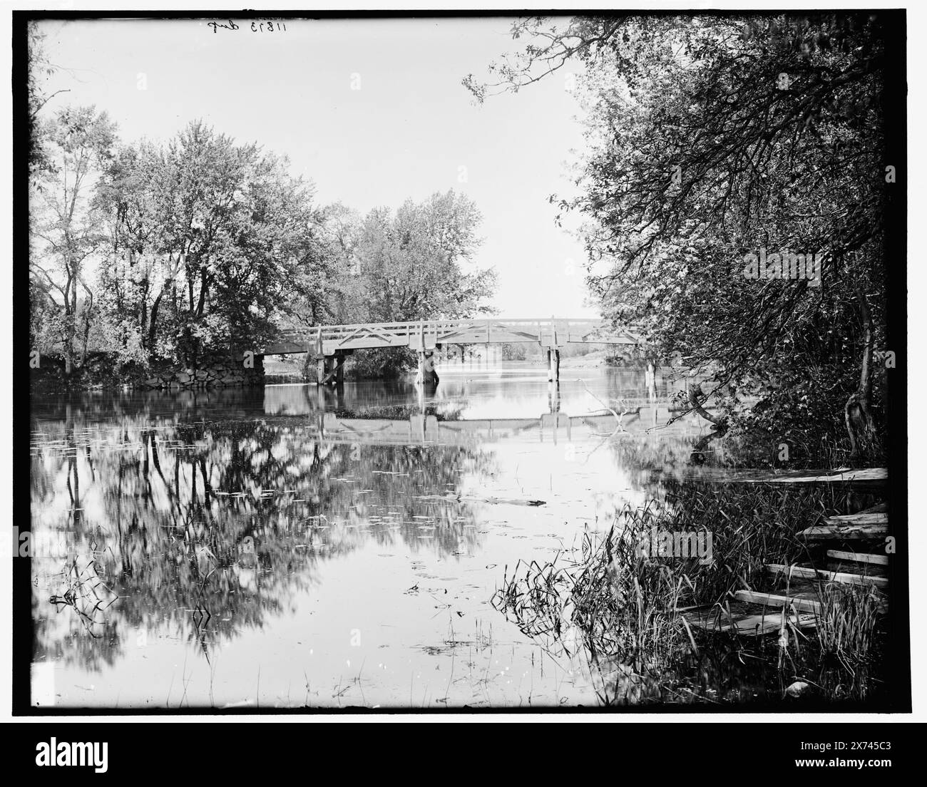 The Old Bridge, Concord, Transparency urheberrechtlich geschützt 1900., '6' und 'dup' auf negativ., entsprechende Glastransparenz (gleicher Seriencode) auf Videobildschirm 1A-29325., Detroit Publishing Co.-Nr. 11873., Geschenk; State Historical Society of Colorado; 1949, Bridges. , Flüsse. , Usa, Massachusetts, Concord. Stockfoto