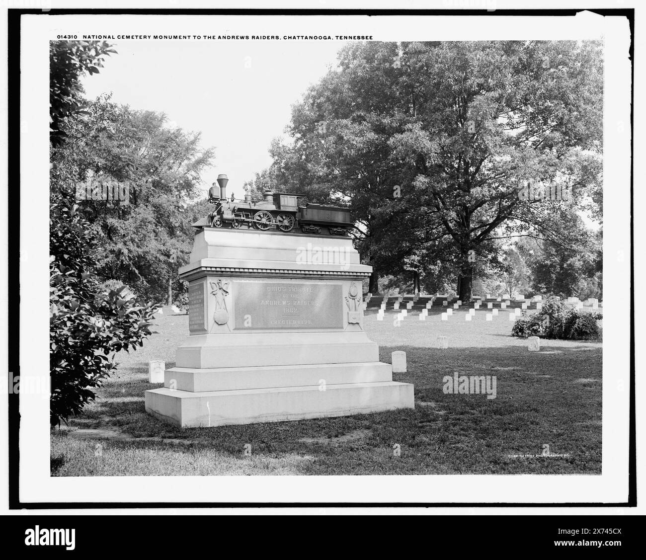 National Cemetery, Monument to the Andrews Raiders, Chattanooga, Tennessee, entsprechende Glastransparenz (mit demselben Serien-Code) verfügbar auf Videobildschirm 1A-29738., on Monument: Ohio's Tribute to the Andrews Raiders, 1862, Aufgerichtet 1890., WHJ 623 auf negativ; WHJ 625 auf Transparency., Detroit Publishing Co.-Nr. 014310., Geschenk; State Historical Society of Colorado; 1949, Cemeteries. , Denkmäler und Denkmäler. , Eisenbahnlokomotiven. , Vereinigte Staaten, Geschichte, Bürgerkrieg, 1861-1865. , Usa, Tennessee, Chattanooga. Stockfoto