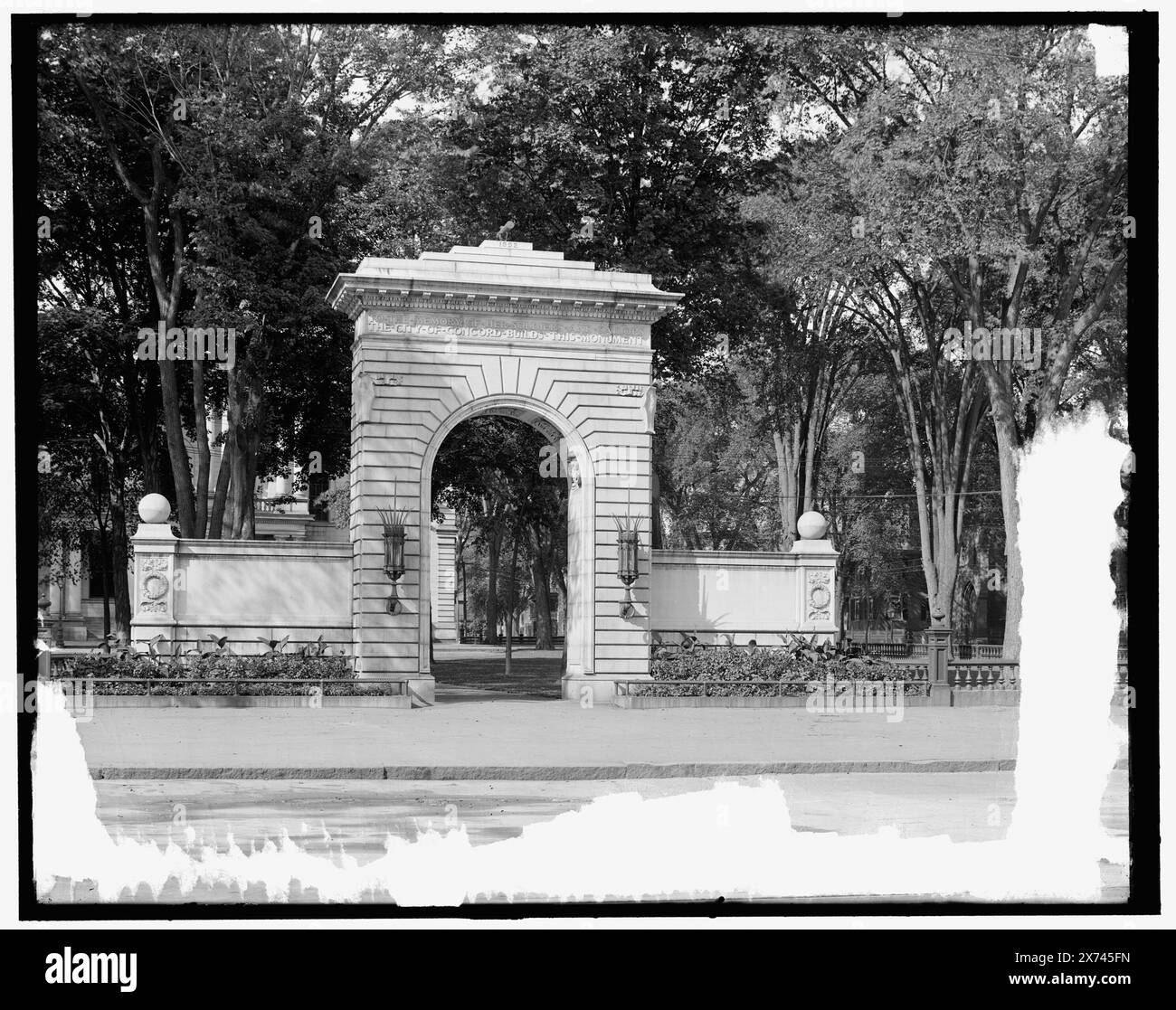 Memorial Arch, Concord, N.H., Titel aus Jacke, 'zum Gedenken an ihre Soldaten und Seeleute die Stadt Concord baut dieses Denkmal, l892' auf Bogen, '4409' auf negativ. Detroit Publishing Co. No 036218., Geschenk; State Historical Society of Colorado; 1949, Memorial Arches. , Usa, New Hampshire, Concord. Stockfoto
