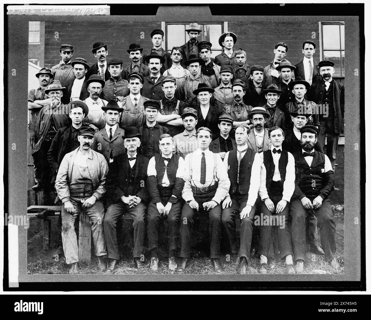 Mitarbeiter von Cadillac Motor Car Co., möglicherweise vor dem Werk in Detroit, Michigan, Titel vom Cataloger erdacht., 'Cadillac Motor Car Co.' auf dem Etikett., Foto eines Fotos aus nicht identifizierter Quelle. Detroit Publishing Co.-Nr. X 1402., Geschenk; State Historical Society of Colorado; 1949, Automobile Industry. Stockfoto