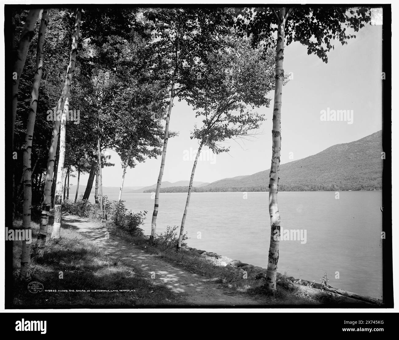 Entlang der Küste bei Cleverdale, Lake George, N.Y., '3534' auf negativ, Detroit Publishing Co. No 019839., Gift; State Historical Society of Colorado; 1949, Lakes & Ponds. , Uferpromenade. , Usa, New York (Bundesstaat), George, Lake. , Usa, New York (Bundesstaat), Cleverdale. Stockfoto
