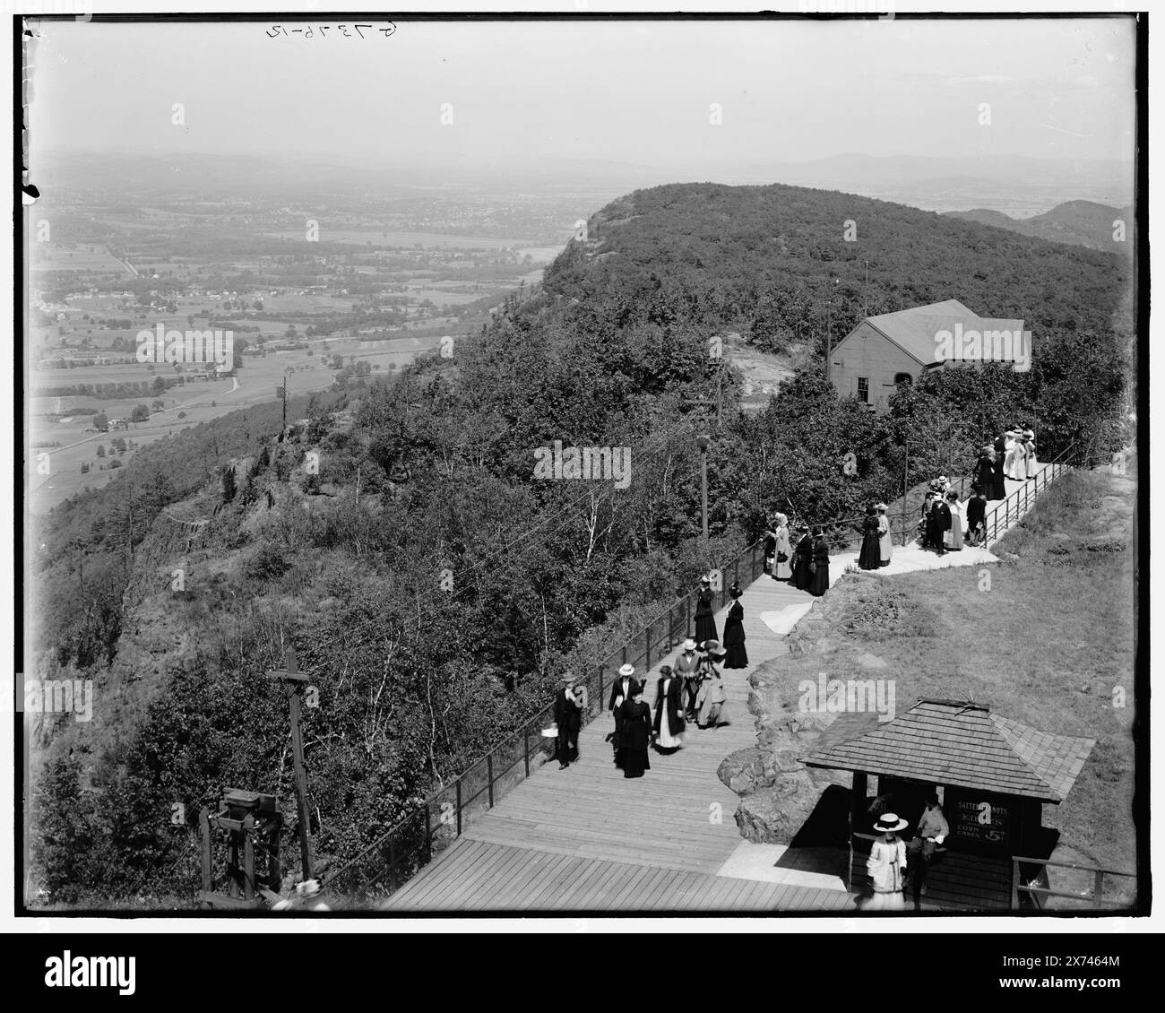 Easthampton vom Gipfel des Mt. Tom, Holyoke, Mass., Titel von Jacke., Videobilder sind nicht in der Reihenfolge; die tatsächliche Reihenfolge von links nach rechts ist 1A-19276, 19275., „G 7375“ auf dem linken negativ; „G 7376“ auf dem rechten negativ., Detroit Publishing Co.-Nr. 037206., Geschenk; State Historical Society of Colorado; 1949, Mountains. , Usa, Massachusetts, Tom, Mount. , Usa, Massachusetts, Easthampton. Stockfoto