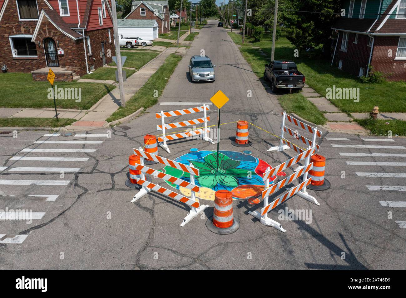 Detroit, Michigan: Künstler und Schüler der Noble Elementary-Middle School malten Entwürfe auf Straßen in der Nähe ihrer Schule. Es war Teil der Stadtmauer. Stockfoto