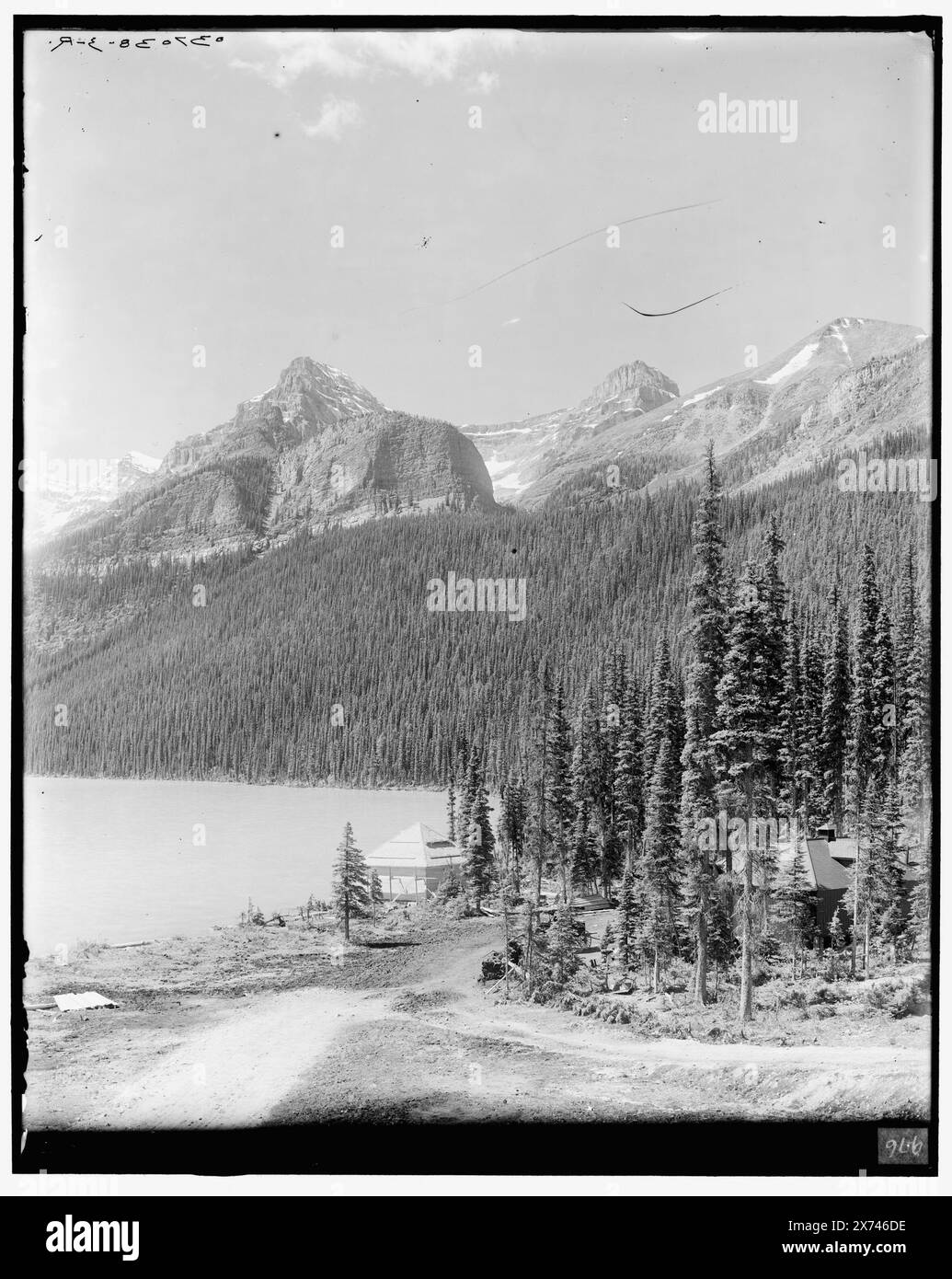 Lake Louise von Chalet, Lake Louise & Umgebung, Alberta, Kanada, Titel von Jacke., Videobilder sind nicht sequenziell; tatsächliche Reihenfolge von links nach rechts ist 1A-18992, 18991, 18990., '974' auf linksem negativ; '975' auf Mittennegativ; '976' auf rechtem negativ., Detroit Publishing Co.-Nr. 037038., Gift; State Historical Society of Colorado; 1949, Lakes & Ponds. , Berge. , Nationalparks und Reservate. Kanada, Alberta, Louise, Lake. Kanada, Alberta, Banff National Park. Stockfoto