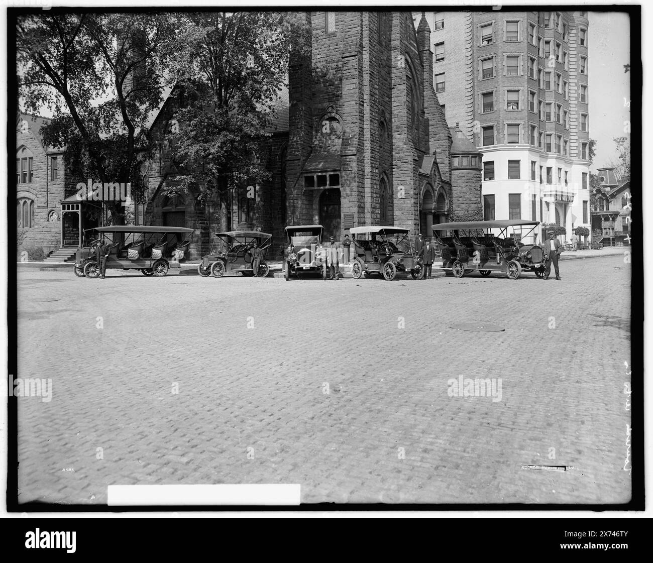 Touristenbusse vor der Kirche mit Hotel Tuller auf der rechten Seite, Detroit, Titel vom Kataloger erdacht., 'Touris Auto Co.' auf negativ., Detroit Publishing Co.-Nr. X 585., Geschenk; State Historical Society of Colorado; 1949, Busse. , Fremdenverkehr. , Kirchen. , Usa, Michigan, Detroit. Stockfoto