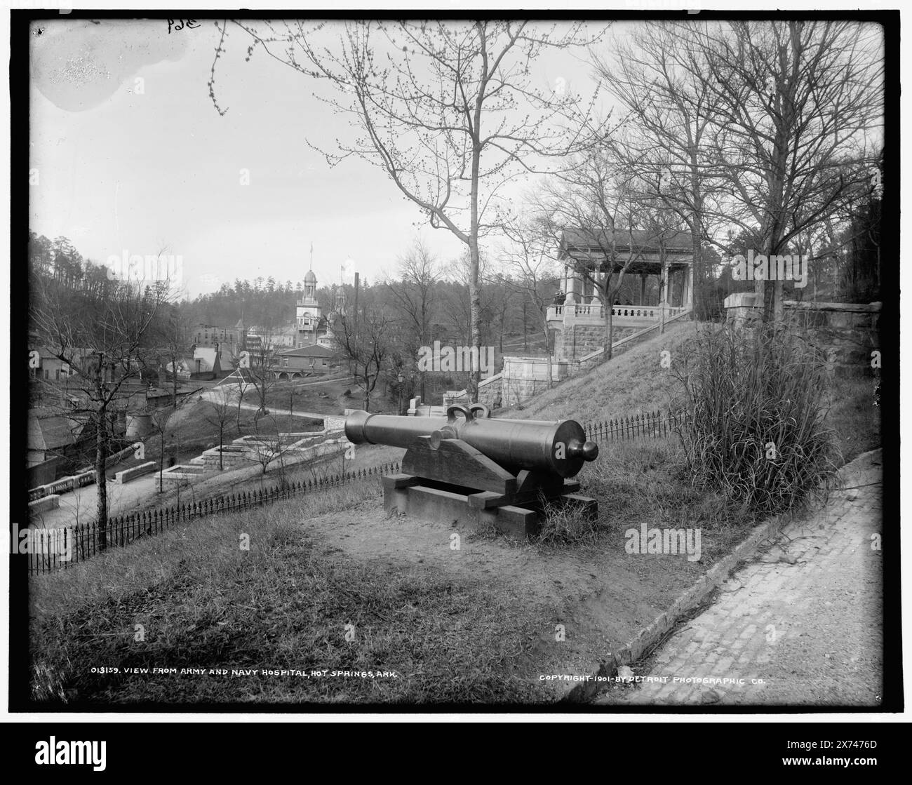 Blick vom Army and Navy Hospital, Hot Springs, Ark., Regierungsreservierung im Hintergrund., '369' auf negativ., Detroit Publishing Co.-Nr. 013159., Geschenk; State Historical Society of Colorado; 1949, Cannons. , Usa, Arkansas, Hot Springs. Stockfoto