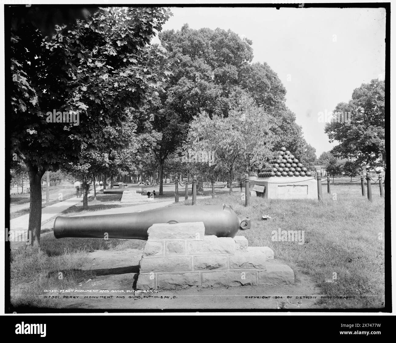 Perry Monument, d. h. Cannonball Monument and Guns, Put-in-Bay, Ohio, on Monument: In Gedenken an amerikanische und englische Helden, die bei Perrys Sieg gefallen sind, 10. September 1813., 'G 1894' on negative., Detroit Publishing Co. No 017301., Geschenk; State Historical Society of Colorado; 1949, Cannons. , Denkmäler und Denkmäler. , Parks. Eriesee, Schlacht von 1813. Usa, Ohio, Put-In-Bay. Stockfoto