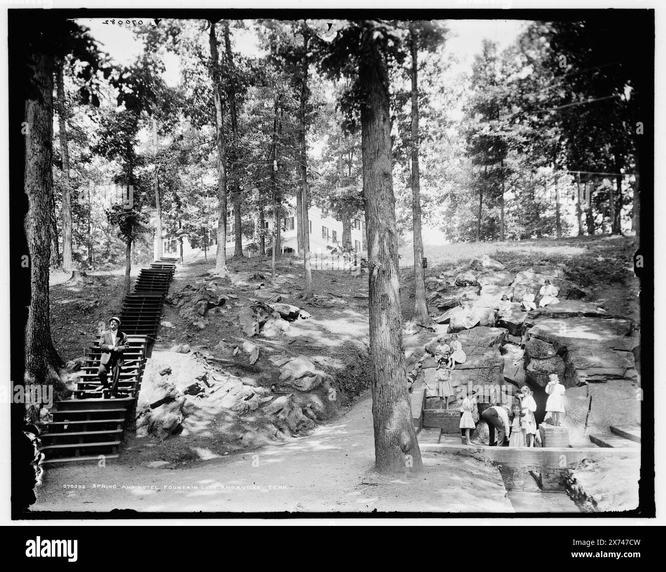 Spring and Hotel Fountain City, Knoxville, Tenn., entsprechende Glastransparenz (mit demselben Seriencode) verfügbar auf Videobildschirm 1A-30881., 'H-19-B' auf negativ., Detroit Publishing Co.-Nr. 070082., Geschenk; State Historical Society of Colorado; 1949, Hotels. , Federn. , Usa, Tennessee, Knoxville. Stockfoto