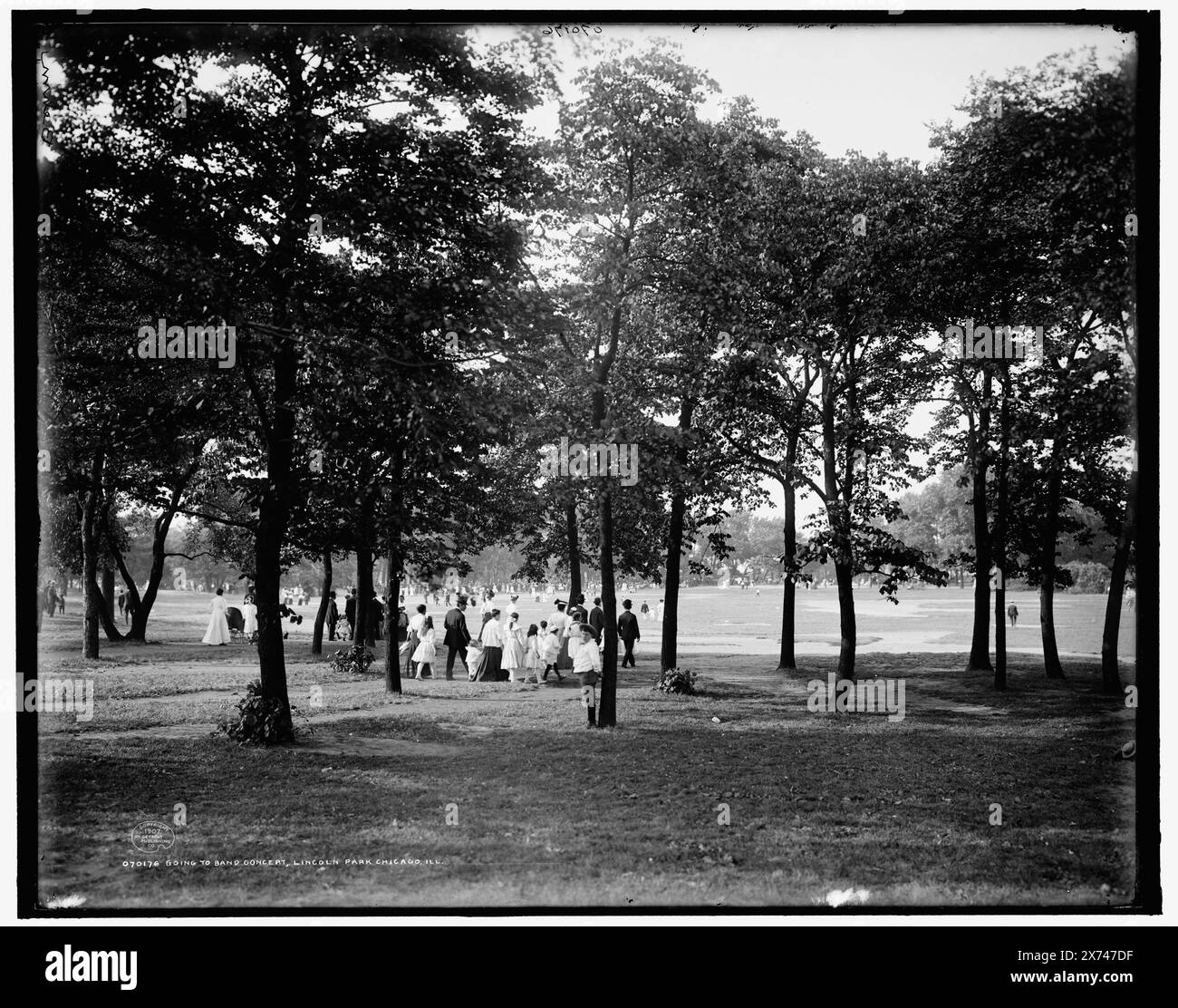 Gehen zum Bandkonzert, Lincoln Park, Chicago, Illinois, 'Behm' auf negativ. Detroit Publishing Co.-Nr. 070176., Geschenk; State Historical Society of Colorado; 1949, Konzerte. , Parks. , Usa, Illinois, Chicago. Stockfoto