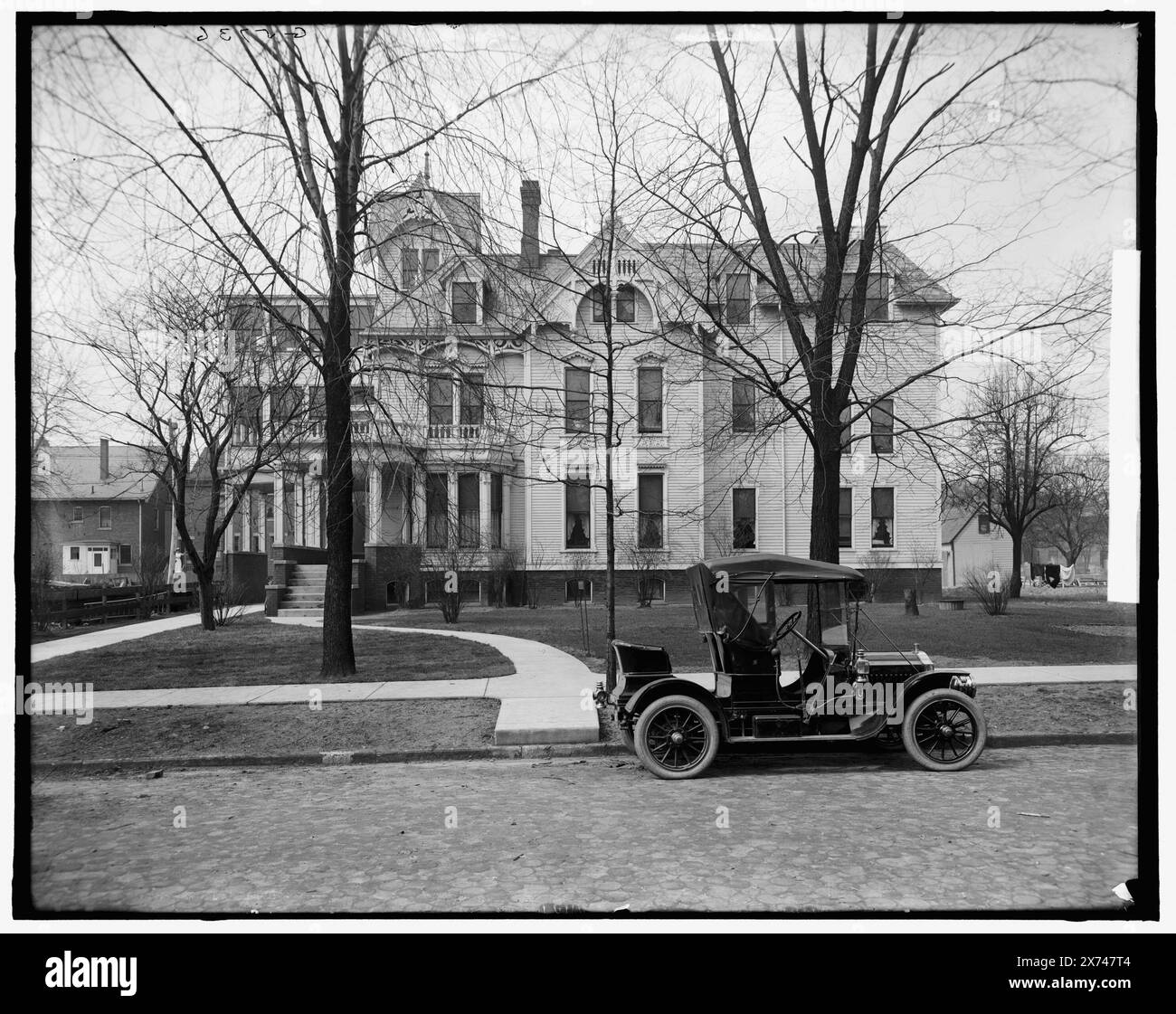 Dreistöckiges Haus mit seitlicher Veranda und Auto davor, möglicherweise Detroit, Michigan, Titel vom Kataloger erdacht., 'G 5736' auf negativ. Detroit Publishing Co.-Nr. X 332., Geschenk; State Historical Society of Colorado; 1949, Dwellings. , Automobile. Stockfoto