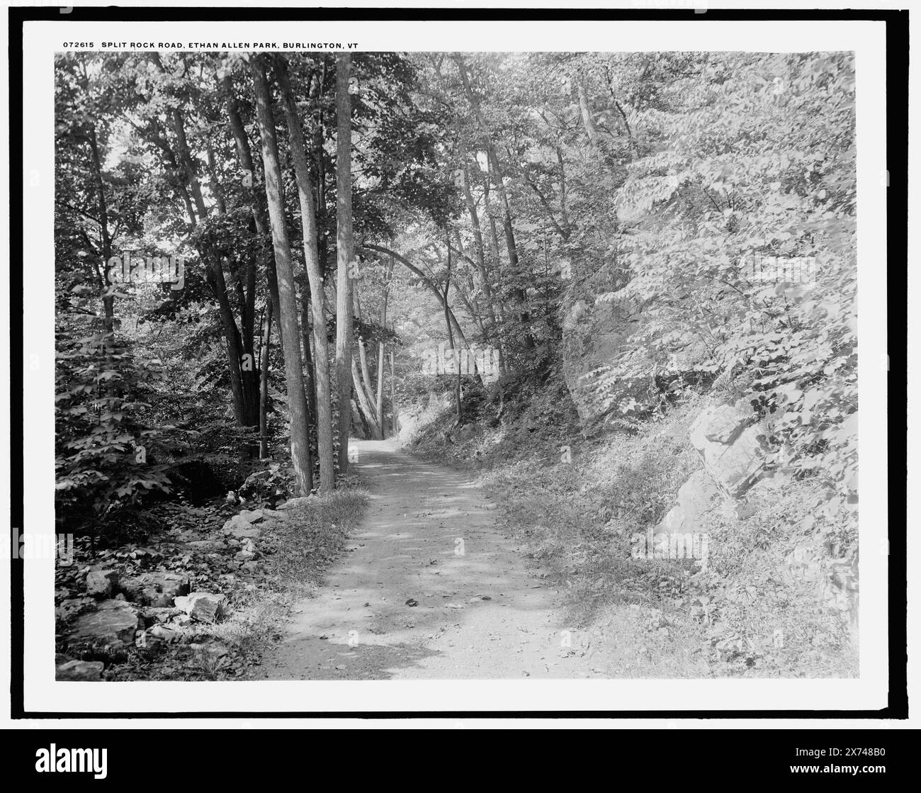 Split Rock Road, Ethan Allen Park, Burlington, Vt., 'G 8551' auf negative, Detroit Publishing Co.-Nr. 072615., Geschenk; State Historical Society of Colorado; 1949, Roads. , Parks. , Usa, Vermont, Burlington. Stockfoto