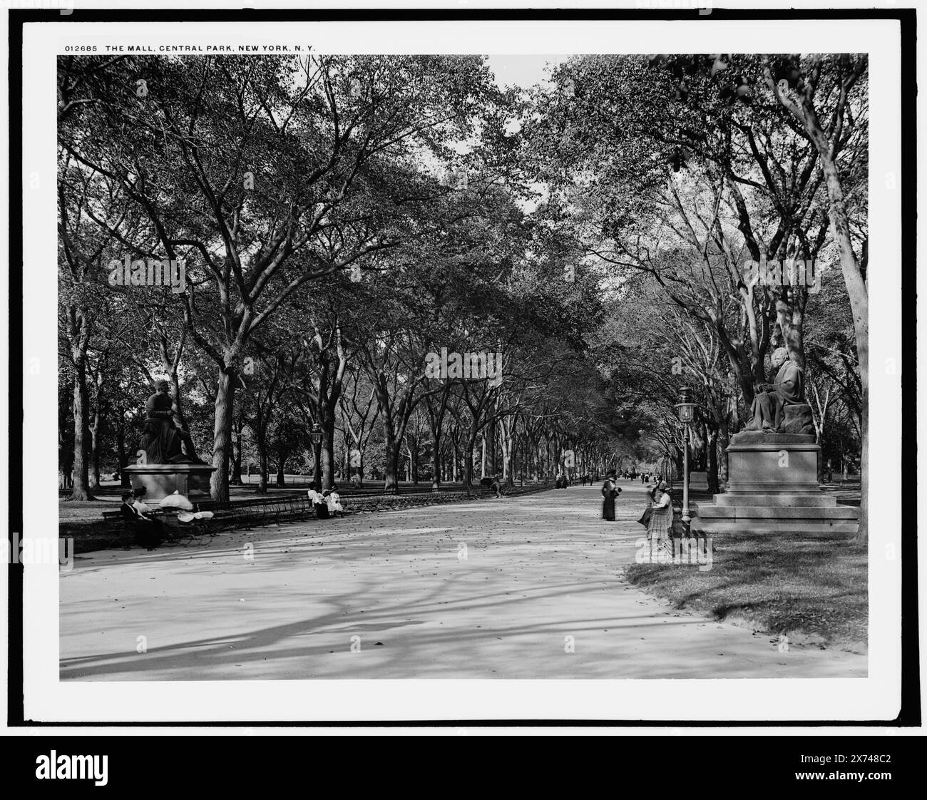 The Mall, Central Park, New York, New York, New York, N.Y., entsprechende Glastransparenz (mit demselben Seriencode) auf Videobildschirm 1A-29457., '684-7' auf Transparency., Detroit Publishing Co.-Nr. 012685., Geschenk; State Historical Society of Colorado; 1949, Parks. , Denkmäler und Denkmäler. , Usa, New York (Bundesstaat), New York. Stockfoto