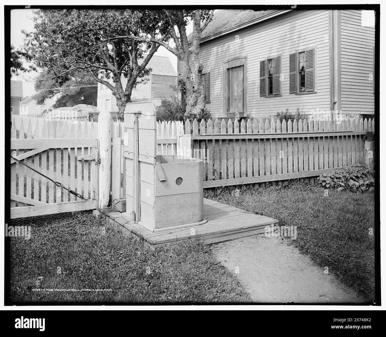The Fountain Well, Marblehead, Mass., '3407' auf negativ. Detroit Publishing Co.-Nr. 019677., Geschenk; State Historical Society of Colorado; 1949, Wells. , Wohnungen. , Usa, Massachusetts, Marblehead. Stockfoto