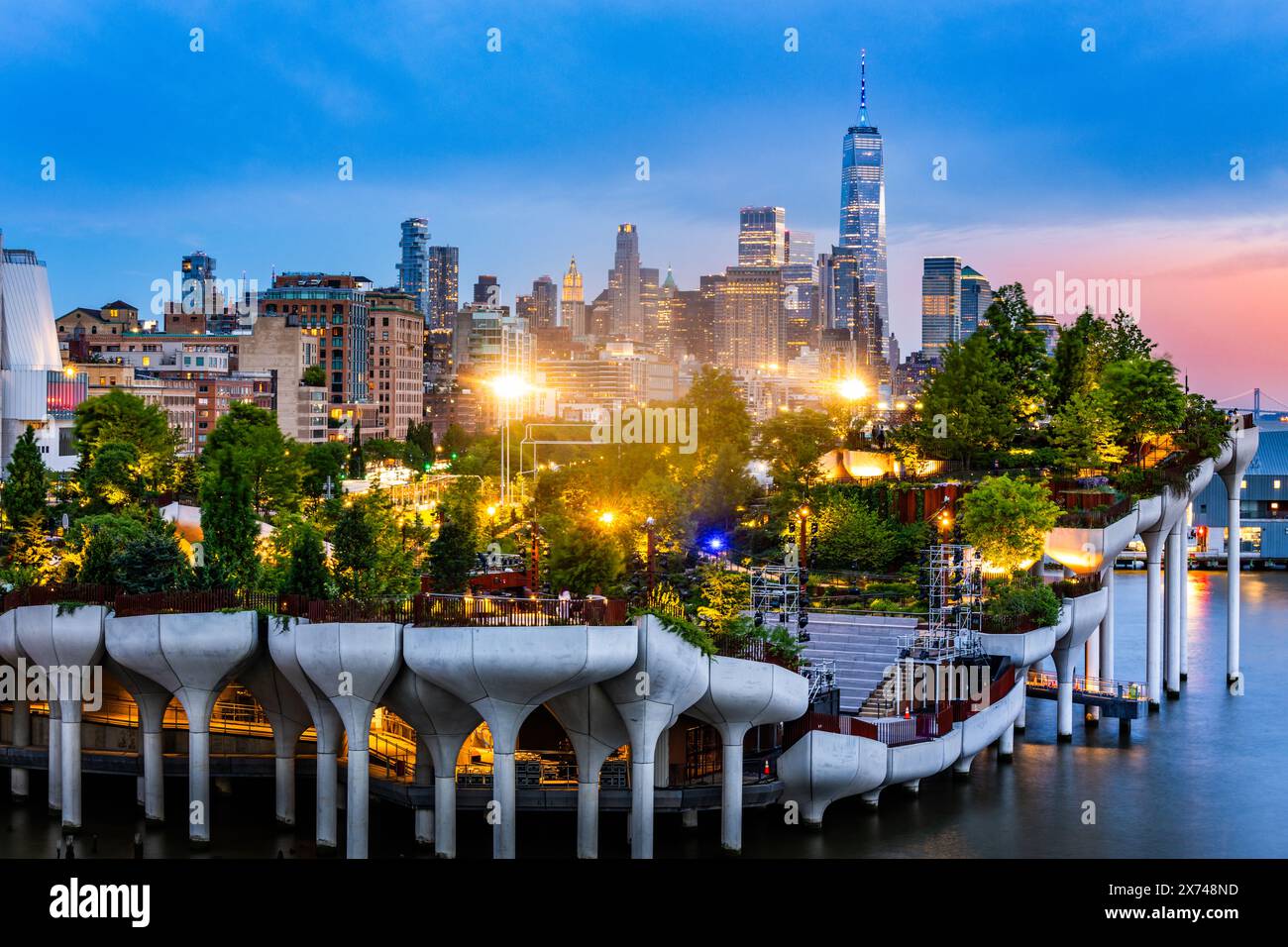 Blick auf die Skyline von Lower Manhattan in der Abenddämmerung Stockfoto