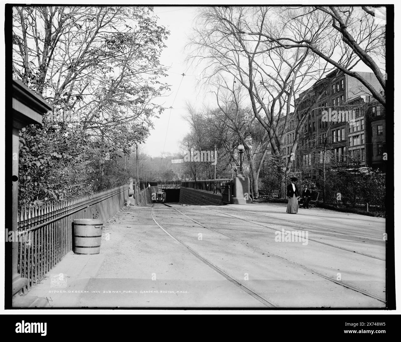 Abfahrt in die U-Bahn, Public Gardens, Boston, Mass., entsprechende Glastransparenz (mit demselben Seriencode) auf Videobildschirm 1A-30012., '1665 B' auf negativ., Detroit Publishing Co.-Nr. 017029., Geschenk; State Historical Society of Colorado; 1949, U-Bahnen. , Usa, Massachusetts, Boston. Stockfoto