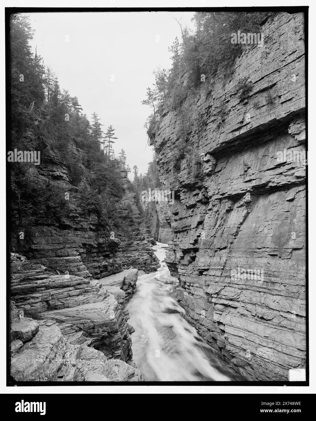 Down from Punch Bowl, Ausable Chasm, N.Y., '2457' auf negative, Detroit Publishing Co.-Nr. 018087., Geschenk; State Historical Society of Colorado; 1949, Rock Formations. , Canyons. , Usa, New York (Bundesstaat), Ausable River. Stockfoto