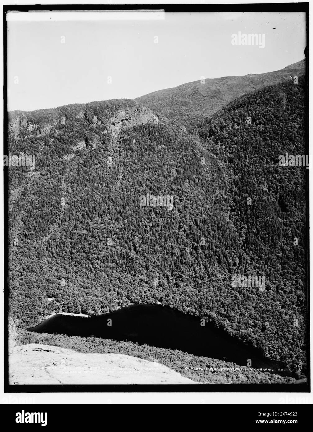 Profil Lake vom Kopf des Old man of the Mountain, Franconia Notch, White Mountains, anderer Titel auf negativ: No. 167 Profile Lake and Eagle Cliff, from Old man's Head., Detroit Publishing Co., nein 011786., Geschenk; State Historical Society of Colorado; 1949, Mountains. , Seen und Teiche. , Cliffs. , Usa, New Hampshire, White Mountains. , Usa, New Hampshire, Profile Lake. , Usa, New Hampshire, Eagle Cliff. , Usa, New Hampshire, Lafayette, Mount. Stockfoto