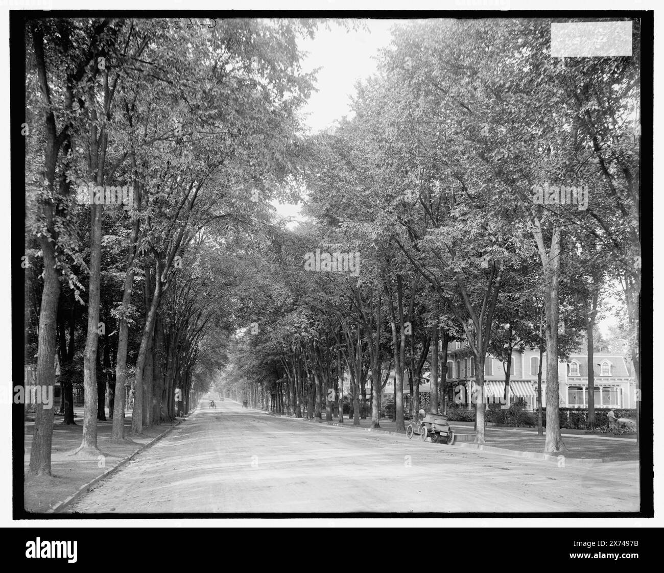 North Broadway, Saratoga Springs, N.Y., Titel aus Jacke., 'G 6381' und 'extra' auf negativ. Detroit Publishing Co.-Nr. 039395., Geschenk; State Historical Society of Colorado; 1949, Streets. , Usa, New York (Bundesstaat), Saratoga Springs. Stockfoto