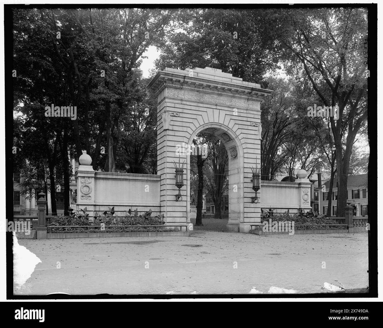 Memorial Arch, Concord, N.H., Titel aus der Jacke, zum Gedenken an ihre Soldaten und Seeleute, die Stadt Concord baut dieses Denkmal, l892' auf Arch, Detroit Publishing Co. No 036219., Geschenk; State Historical Society of Colorado; 1949, Memorial Arches. , Usa, New Hampshire, Concord. Stockfoto