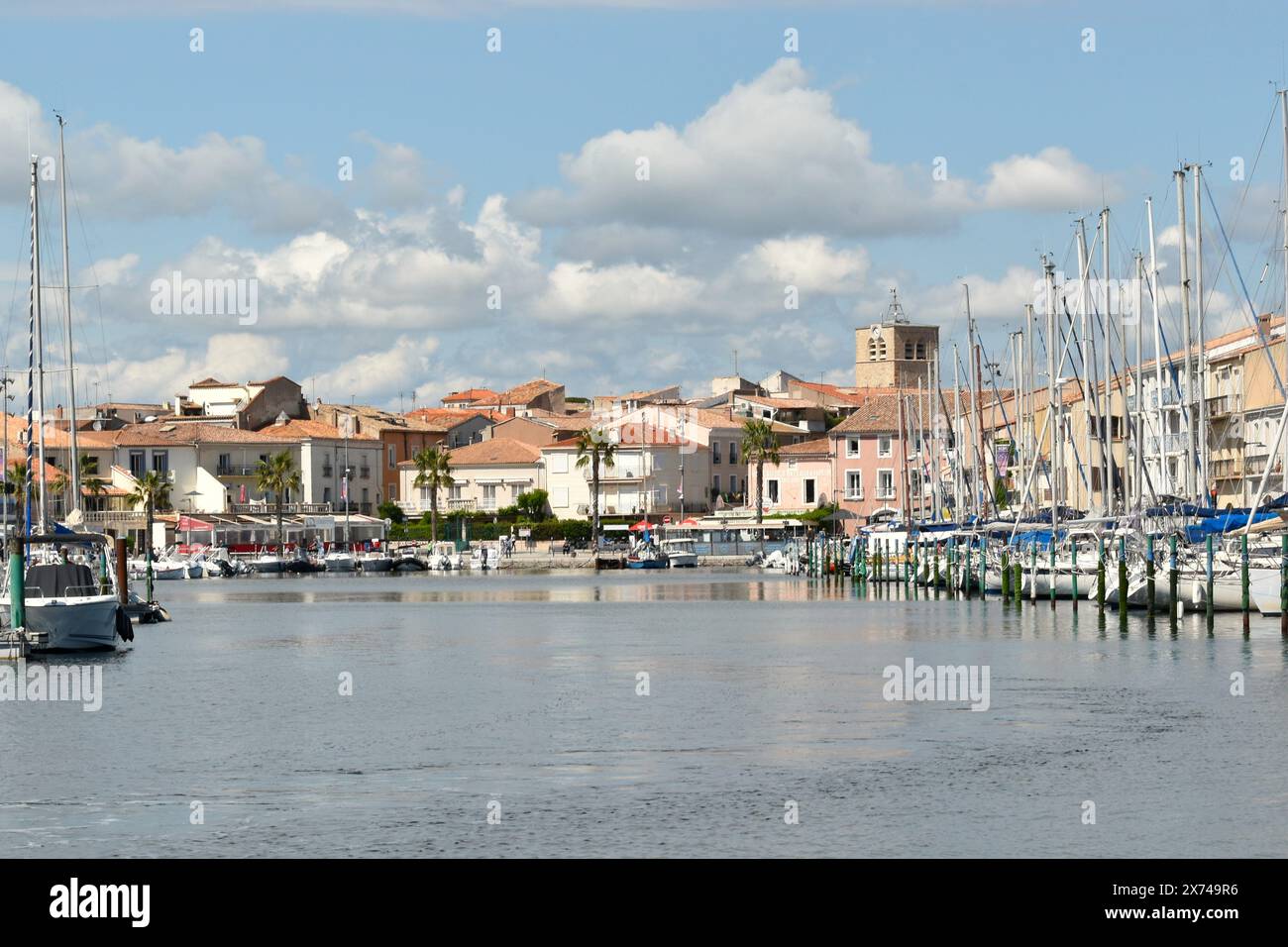 Der Hafen der Stadt Mèze am Rande des Etang de Thau Stockfoto