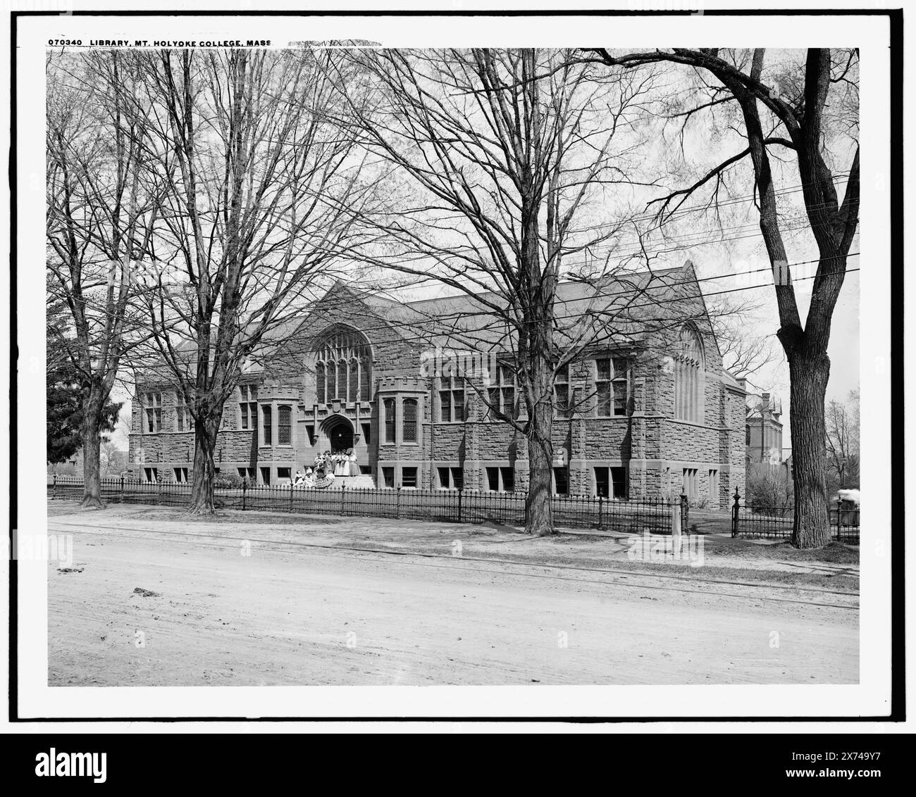 Bibliothek, Mt. Mount Holyoke College, Mass., '3964' auf negativ, Detroit Publishing Co.-Nr. 070340., Geschenk; State Historical Society of Colorado; 1949, Universities & Colleges. , Bibliotheken. , Usa, Massachusetts, South Hadley. Stockfoto