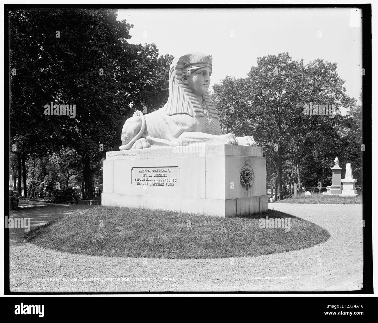 Mt. Auburn Cemetery, Cambridge, Milmore's Sphinx, Grabinschrift: Jacob Bigelow , , , '40' auf Etikett auf negativ. Detroit Publishing Co. No. 011953., Geschenk; State Historical Society of Colorado; 1949, Cemeteries. , Sphinxen. , Gräber und Grabdenkmäler. , Usa, Massachusetts, Cambridge. Stockfoto