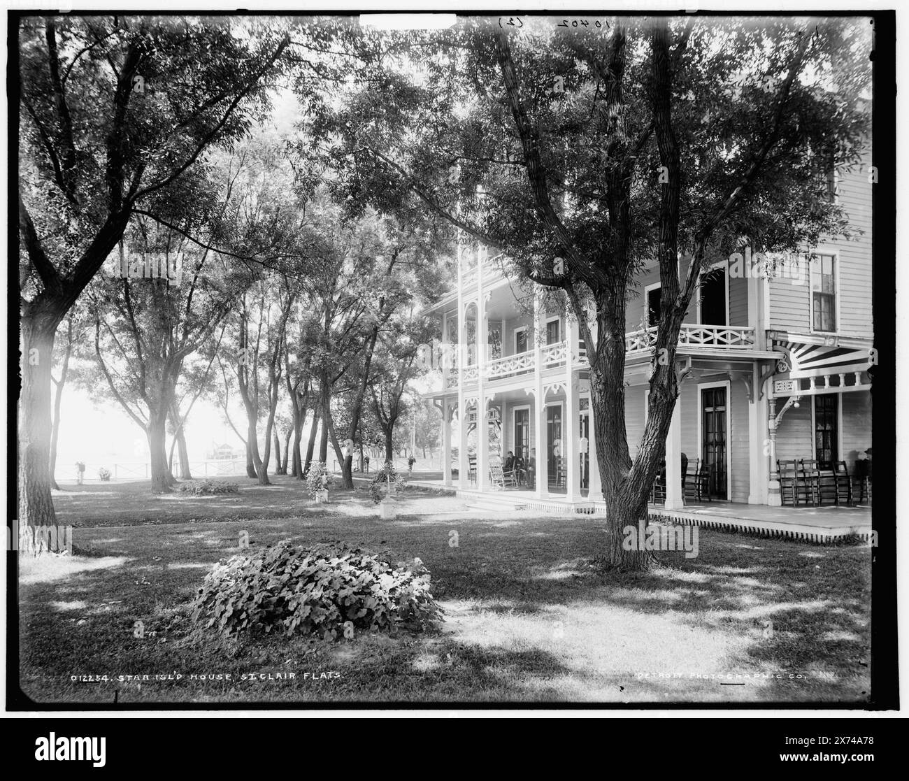 Star Island House, St. Clair Flats, mich., Videobilder sind nicht sequenziell; tatsächliche Reihenfolge von links nach rechts ist 1A-06003, 06002., Titel aus Detroit, Katalog J (1901); Titel links negativ: The Landing at Star Isl'House, St. Clair Flats; Titel rechts negativ: Star Isl'House, St. Clair Flats., Detroit Publishing Co. Nrn. 012254, 012255, 010142., Geschenk; State Historical Society of Colorado; 1949, Star Island House (Saint Clair Flats, mich.), Hotels. , Usa, Michigan, Saint Clair Flats. Stockfoto