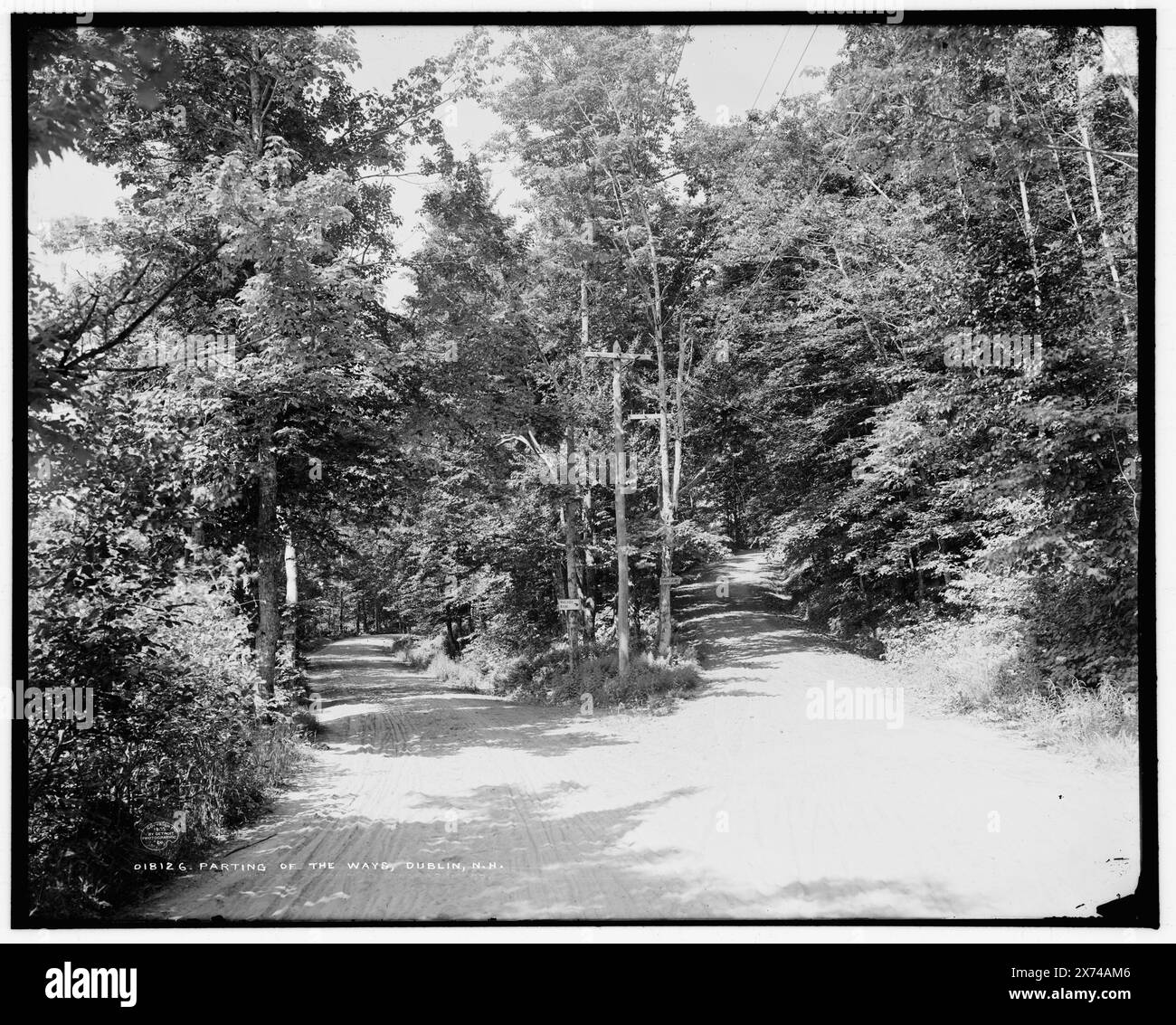 Abschied der Wege, Dublin, N.H., Straßenschild: Marlboro, Keene. '2321' auf negativ. Detroit Publishing Co.-Nr. 018126., Geschenk; State Historical Society of Colorado; 1949, Roads. , Usa, New Hampshire, Dublin. Stockfoto