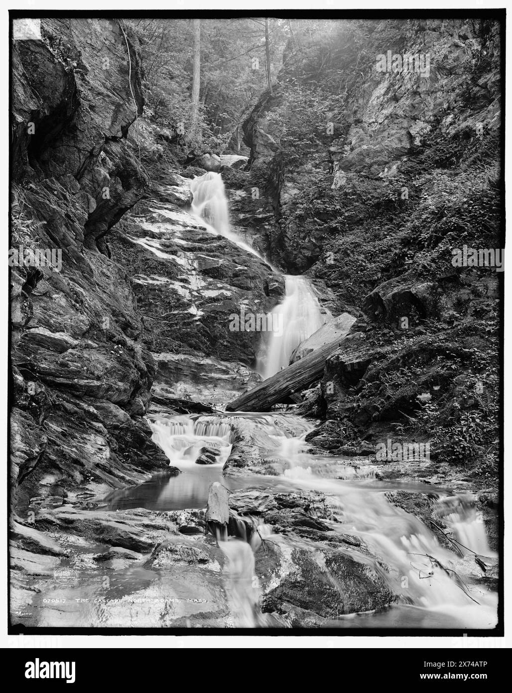 Cascade, North Adams, Mass., The, '4196' auf negativ. Detroit Publishing Co.-Nr. 070517., Geschenk; State Historical Society of Colorado; 1949, Waterfalls. , Usa, Massachusetts, North Adams. Stockfoto