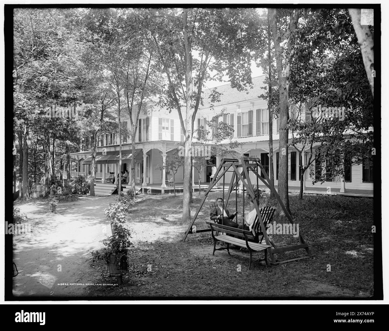 Kattskill House, Lake George, N.Y., entsprechende Glastransparenz (mit demselben Seriencode) auf Videobildschirm 1A-30609., '3523' auf negativ., Detroit Publishing Co.-Nr. 019842., Geschenk; State Historical Society of Colorado; 1949, Hotels. , Segelflugzeuge (Gartenmöbel) , USA, New York (Bundesstaat), Kattskill Bay. Stockfoto