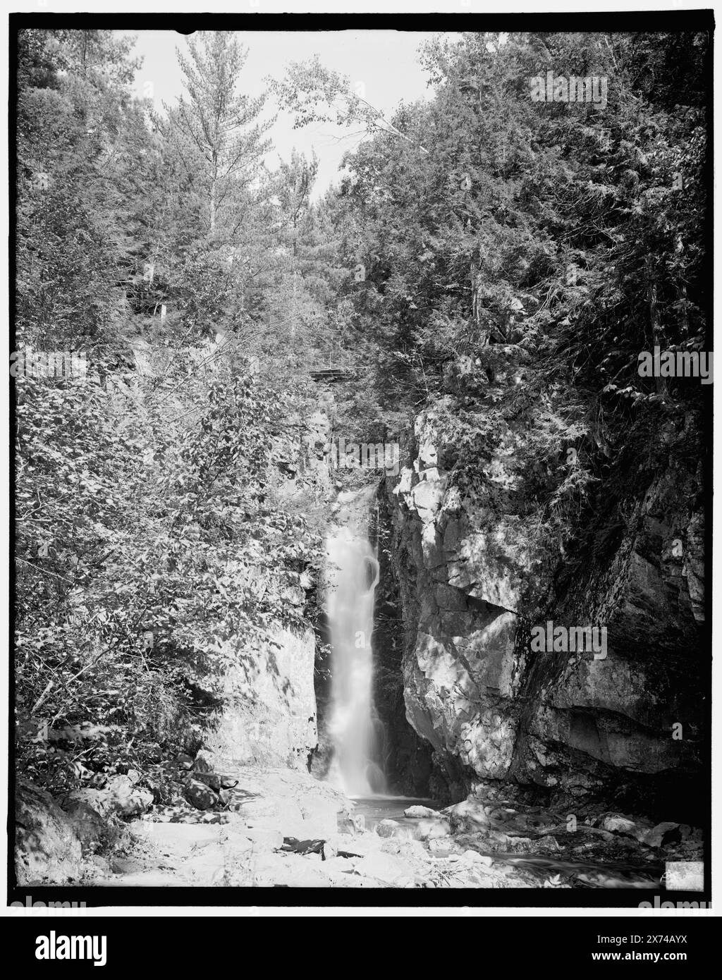 Fälle von Song, Ossipee Mt. Park, Lake Winnipesaukee, N.H., Titel und Datum aus Detroit, Katalog P (1906)., '2980 B' auf negativ., Detroit Publishing Co.-Nr. 018960., Geschenk; State Historical Society of Colorado; 1949, Waterfalls. , Usa, New Hampshire, Ossipee Mountain. , Usa, New Hampshire, Ossipee Park. Stockfoto