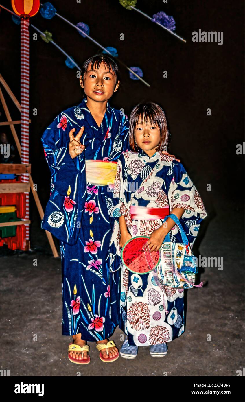 Zwei japanische Mädchen in traditionellen Kimonos während eines Festivals in Tokio, Japan Stockfoto