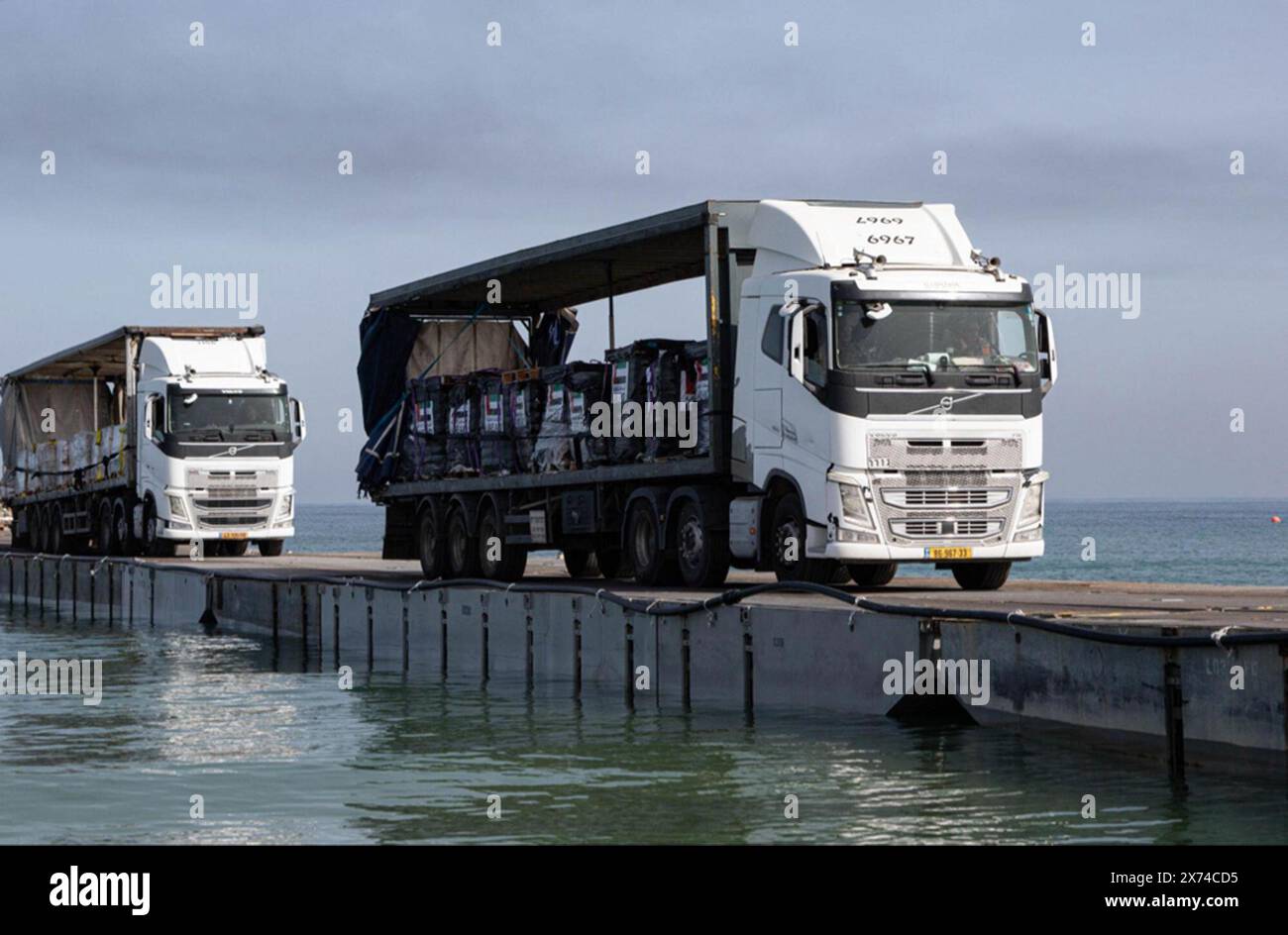 17. Mai 2024, Gaza, Palästina: Ein von der US-Verteidigungsbehörde beauftragter Fahrer transportiert humanitäre Hilfe aus den Vereinigten Arabischen Emiraten direkt von Schiffen zu Verteilungszentren in Gaza. Die erste Lieferung humanitärer Hilfe ist in Gaza über einen temporären schwimmenden Pier angekommen, wie das US-Militär bestätigt hat. Das US-Zentralkommando sagte, dass die Hilfswagen am Freitag gegen 09:00 Uhr Ortszeit an Land fuhren. Auf Ersuchen der US-Agentur für internationale Entwicklung wird der vorübergehende Pier der humanitären Gemeinschaft bei der Bereitstellung internationaler humanitärer Hilfe für bedürftige Bürger des Gazastreifens über die menschliche Hilfe helfen Stockfoto