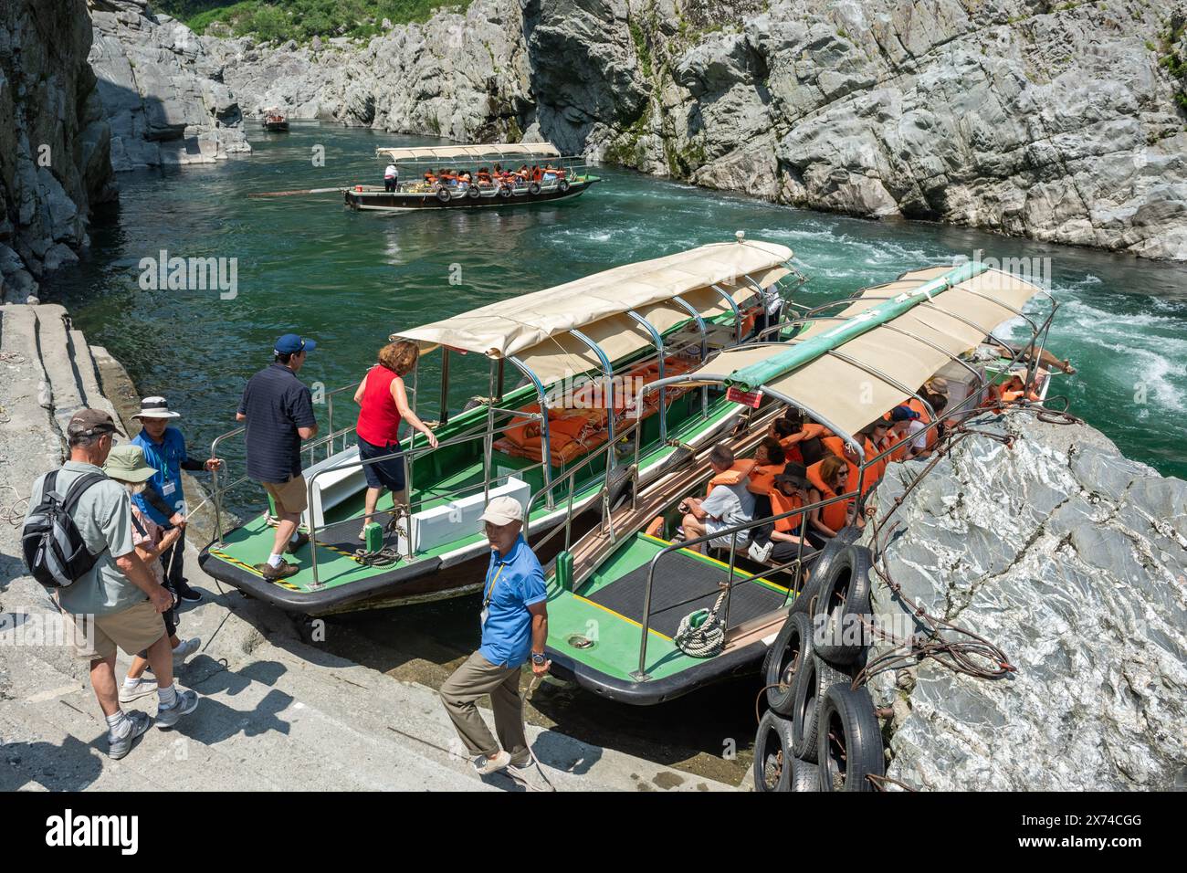 Oboke Gorge Japan - 18. Juli 2016: Bootstour auf dem grünen Fluss in der Oboke Gorge in miyoshi-shi, Tokushima, Japan. Stockfoto