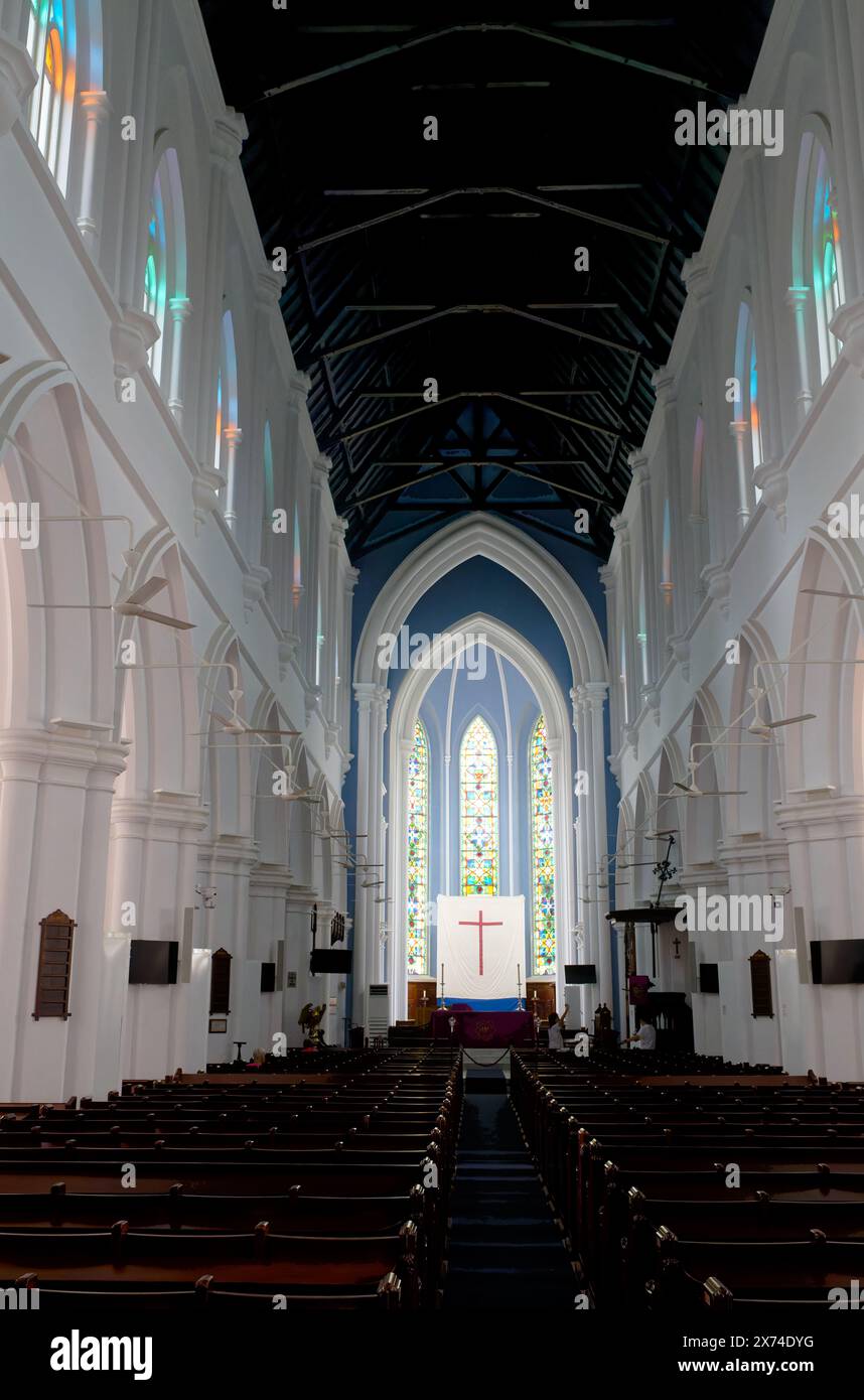 Die Buntglasfenster und der Lord's Table der Ostwand St. Andrews Cathedral, Singapur, Asien Stockfoto