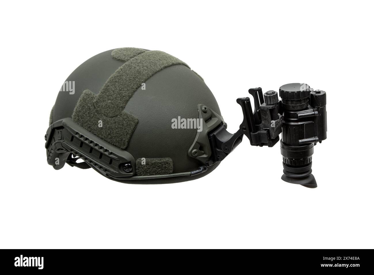 Nachtsichtgerät am Helm befestigt. Ein spezielles Gerät zur Beobachtung im Dunkeln. Ausrüstung für Militär, Polizei und Spezialkräfte. Isolat Stockfoto