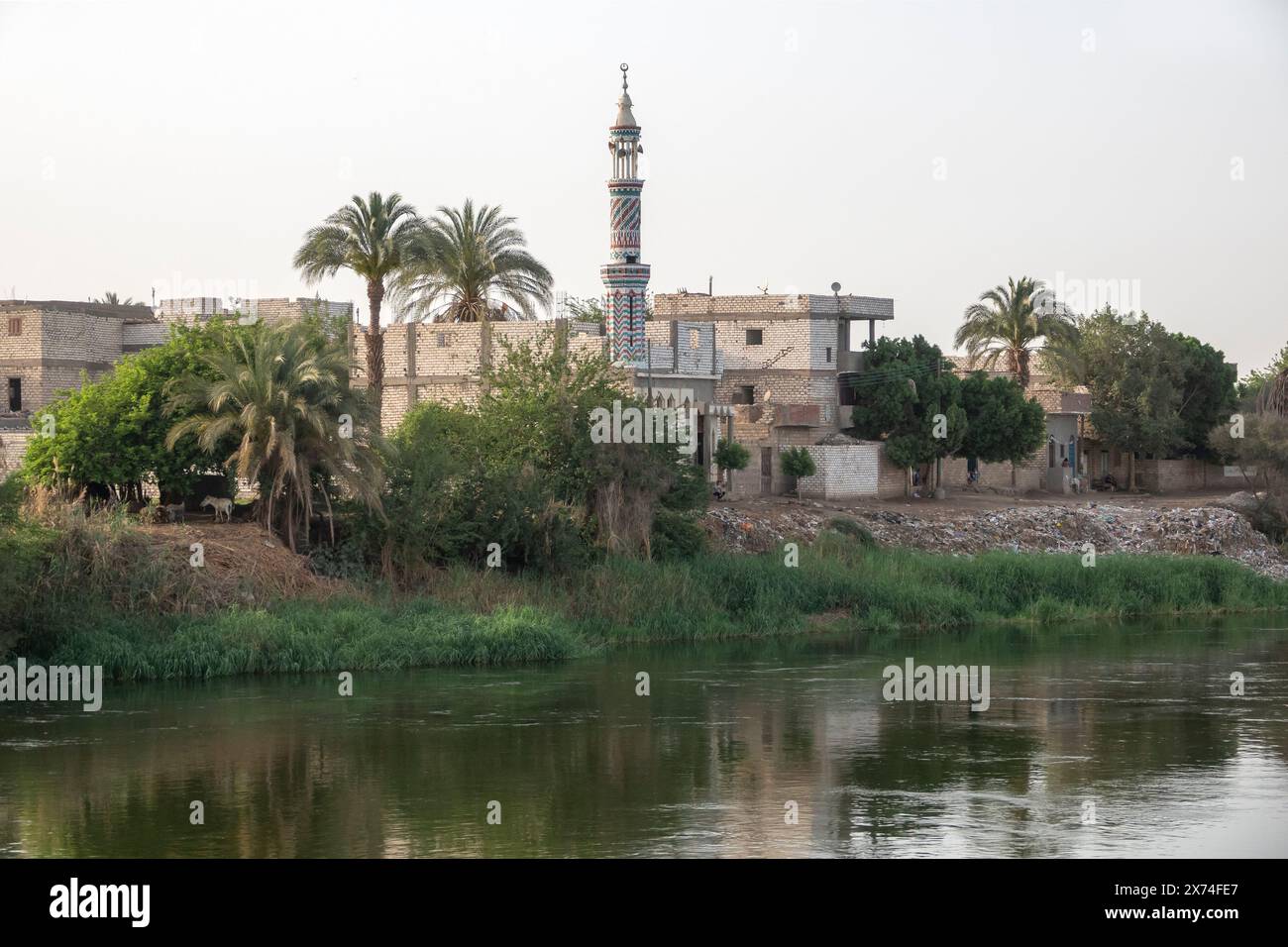 Minarette von den Ufern des Nils in Ägypten Stockfoto