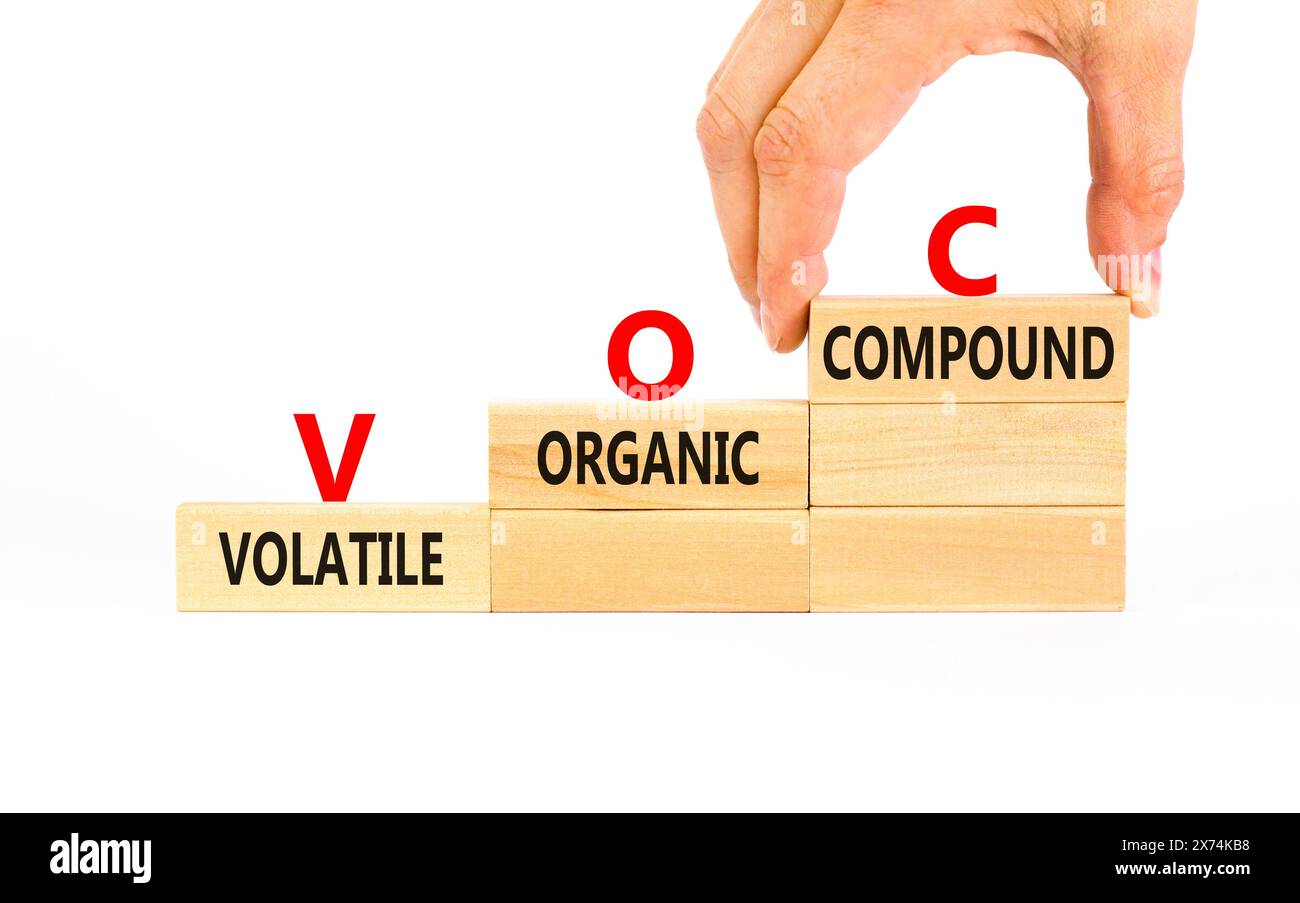 VOC-Symbol für flüchtige organische Verbindungen. Konzeptworte VOC flüchtige organische Verbindung auf schönen Holzblöcken. Schöner weißer Hintergrund. Geschäftliche VOC Stockfoto