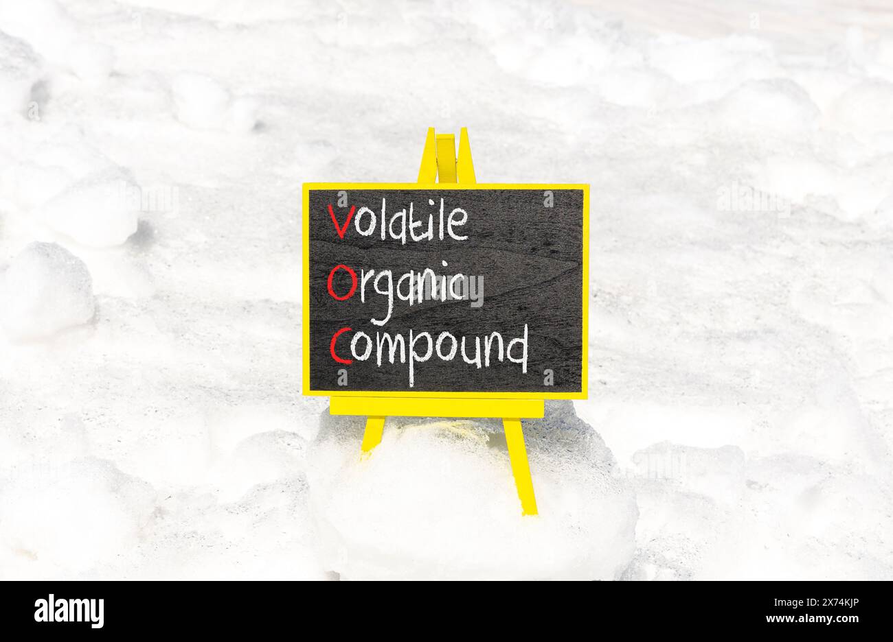 VOC-Symbol für flüchtige organische Verbindungen. Konzeptworte VOC flüchtige organische Verbindung auf schöner gelber Tafel. Schöner Schnee Hintergrund. Unternehmen Stockfoto