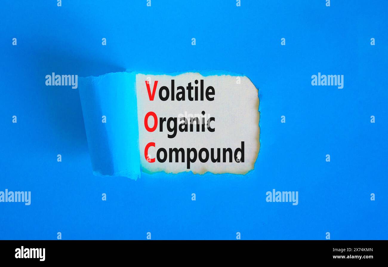 VOC-Symbol für flüchtige organische Verbindungen. Konzeptworte flüchtige organische VOC-Verbindung auf wunderschönem Weißbuch. Wunderschöner blauer Hintergrund. Geschäftliche VOC - view-Objekt Stockfoto