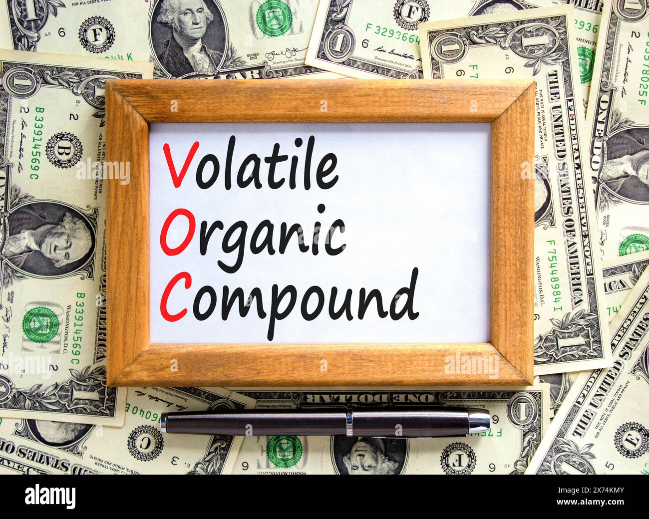 VOC-Symbol für flüchtige organische Verbindungen. Concept Words VOC flüchtige organische Verbindung auf wunderschönem Holzrahmen. Wunderschöner Dollar-Hintergrund. Geschäftliche VOC Stockfoto
