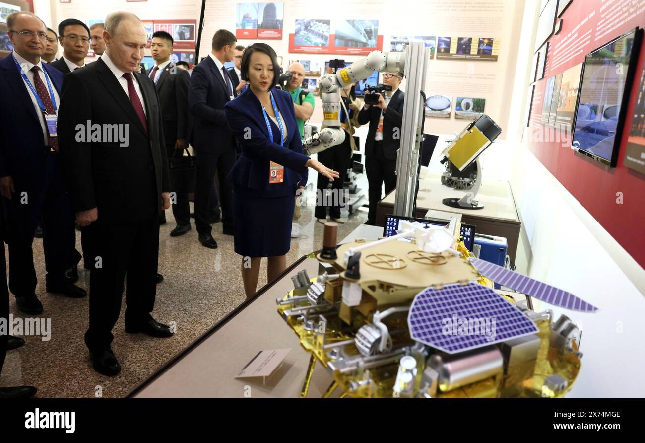 Harbin, China. Mai 2024. Der russische Präsident Wladimir Putin, links, besucht das Museum des Harbin Institute of Technology während eines Besuchs am 17. Mai 2024 in Harbin, China. Die Universität wurde 1920 als Harbin Sino-Russia Industrial School gegründet. Kreml Pool/Russian Presential Press Service/Alamy Live News Stockfoto