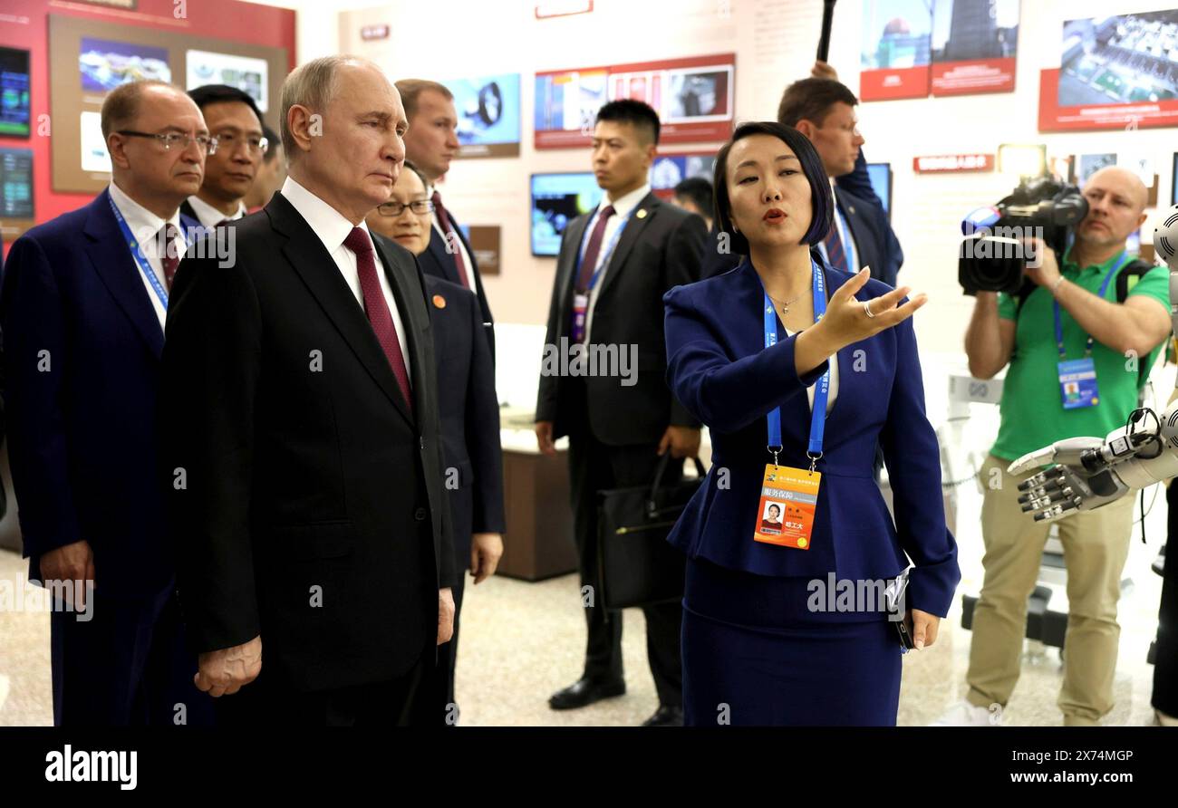 Harbin, China. Mai 2024. Der russische Präsident Wladimir Putin, links, besucht das Museum des Harbin Institute of Technology während eines Besuchs am 17. Mai 2024 in Harbin, China. Die Universität wurde 1920 als Harbin Sino-Russia Industrial School gegründet. Kreml Pool/Russian Presential Press Service/Alamy Live News Stockfoto