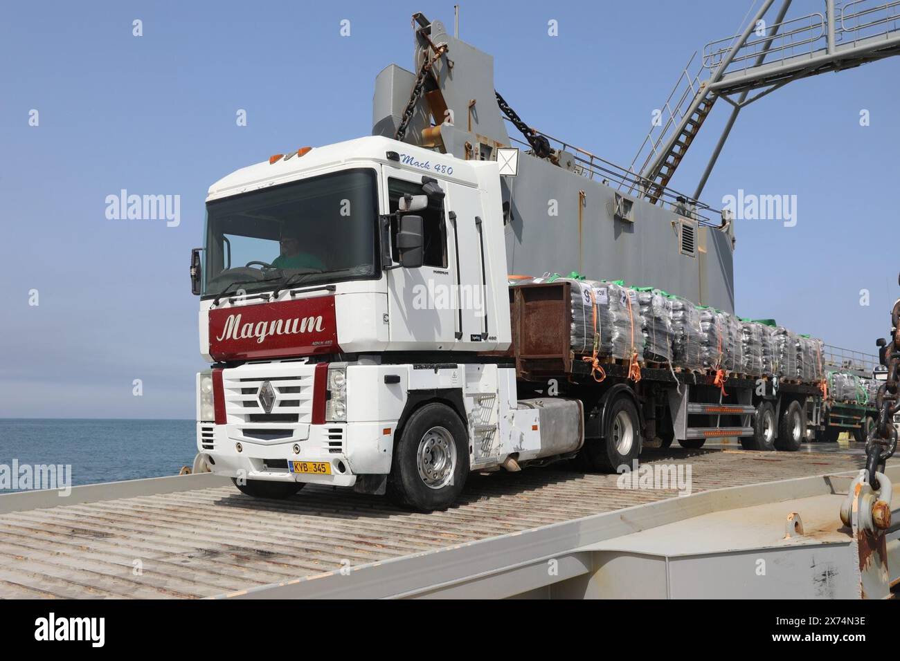 Gazastreifen, Mittelmeer. Mai 2024. Lkw, die mit humanitärer Hilfe aus dem Vereinigten Königreich und der United States Agency for International Development beladen sind, überqueren den Trident Pier, bevor sie am 17. Mai 2024 in Gaza zum Strand gelangen. Der vorübergehende Pier, der Teil der gemeinsamen Logistik-Over-the-Shore-Kapazität ist, wird die Lieferung internationaler humanitärer Hilfe im Gazastreifen auf See ermöglichen, um sie an bedürftige palästinensische Bevölkerungsgruppen zu verteilen. (Kreditbild: © Kelby Sanders/U.S. Navy/ZUMA Press Wire) NUR FÜR REDAKTIONELLE ZWECKE! Nicht für kommerzielle ZWECKE! Stockfoto