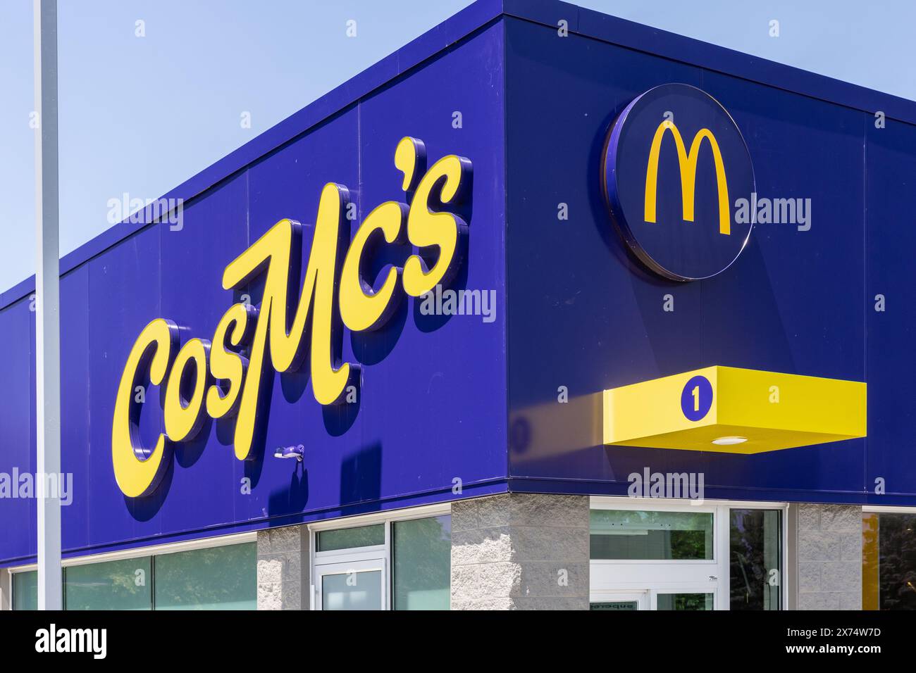 CosMc's ist ein neues, kleinformatiges Restaurant, das McDonald's gehört. Es ist ein Drive-Thru-Konzept und derzeit der einzige Laden in Illinois. Stockfoto