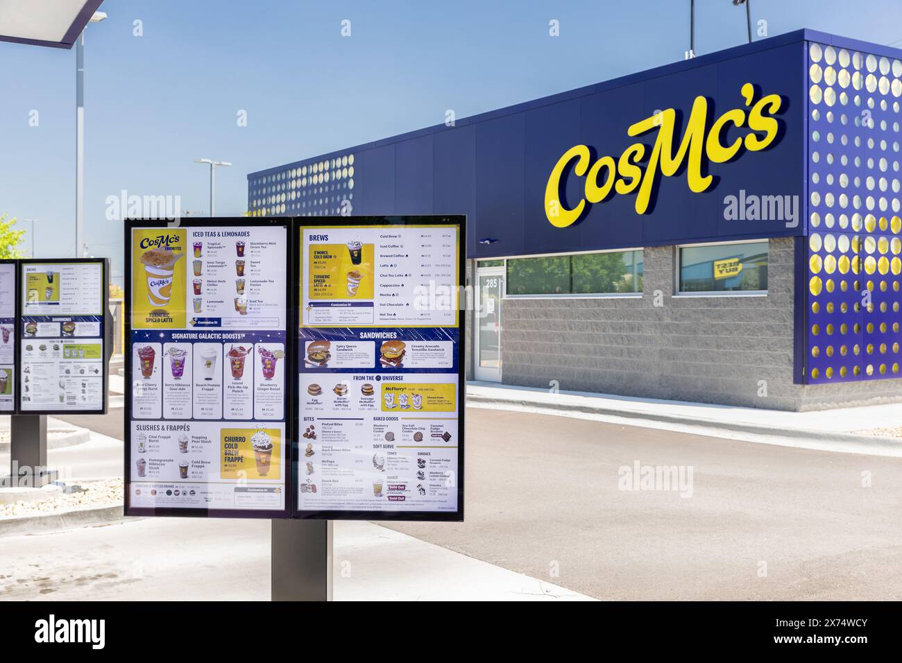 CosMc's ist ein neues, kleinformatiges Restaurant, das McDonald's gehört. Es ist ein Drive-Thru-Konzept und derzeit der einzige Laden in Illinois. Stockfoto